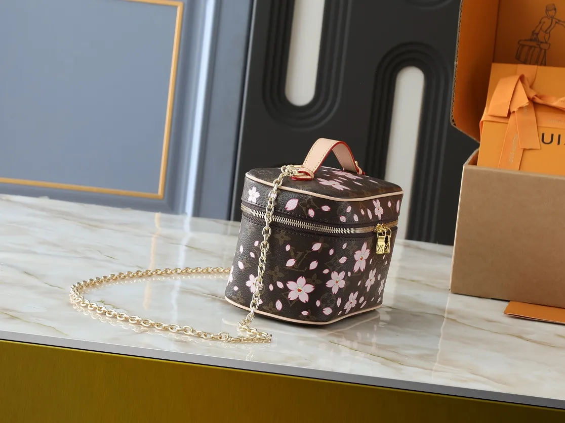 💰240💰Upgraded from the original M14181 M44495 M42265 M44936 M42263 This Nice mini cosmetic bag is made of Monogram coated canvas. The box-shaped outline is condensed with rounded strokes. The Cherry Blossom pattern releases the joyful atmosphere of the Louis Vuitton size：20x13.5x12cm