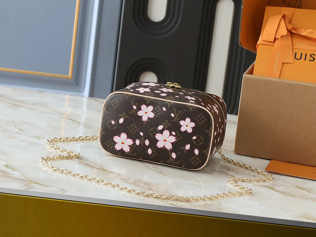💰240💰Upgraded from the original M14181 M44495 M42265 M44936 M42263 This Nice mini cosmetic bag is made of Monogram coated canvas. The box-shaped outline is condensed with rounded strokes. The Cherry Blossom pattern releases the joyful atmosphere of the Louis Vuitton size：20x13.5x12cm