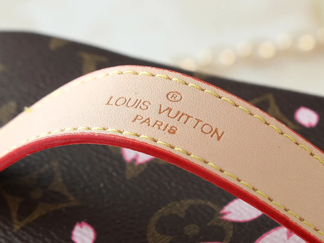 💰240💰Upgraded from the original M14181 M44495 M42265 M44936 M42263 This Nice mini cosmetic bag is made of Monogram coated canvas. The box-shaped outline is condensed with rounded strokes. The Cherry Blossom pattern releases the joyful atmosphere of the Louis Vuitton size：20x13.5x12cm