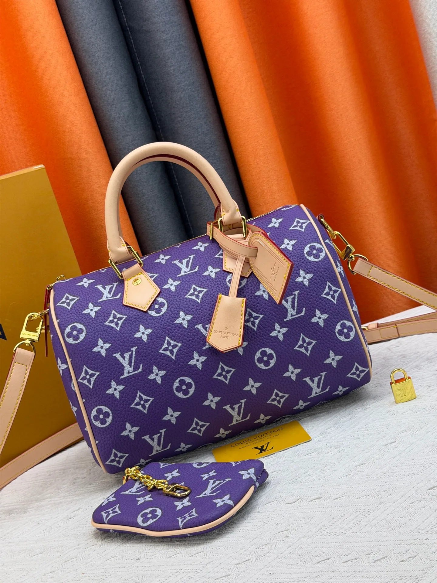 P270 Upgraded original version (pebbled wax leather) M13902 M24423 M24424 M24425 M24426 M24443 M11561 M11562 M13912 Speedy Bandoulière 25 handbag is made of cow leather, showing a unique sun-kissed gradient effect. A perfect everyday choice, the Speedy comes with a removable leather storage bag lined with luxurious sheepskin leather. The double handle design combined with the adjustable and detachable shoulder strap provides a variety of carrying methods to easily cope with different occasions. Dimensions: 25.0 x 15.0 x 15.0 cm (length x height x width)