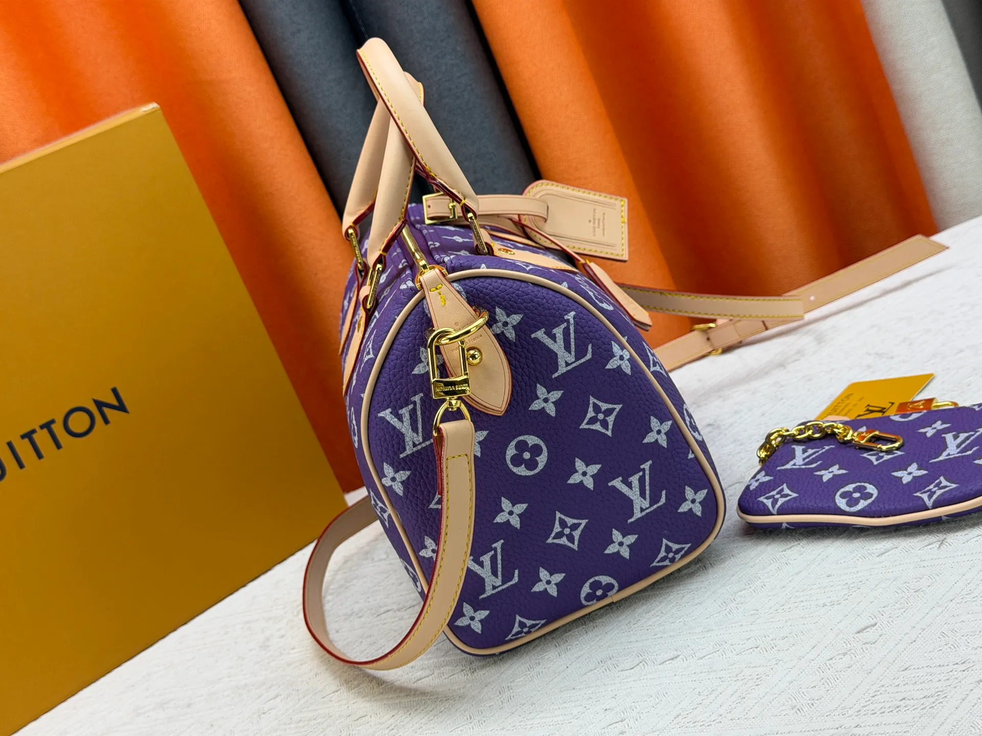 P270 Upgraded original version (pebbled wax leather) M13902 M24423 M24424 M24425 M24426 M24443 M11561 M11562 M13912 Speedy Bandoulière 25 handbag is made of cow leather, showing a unique sun-kissed gradient effect. A perfect everyday choice, the Speedy comes with a removable leather storage bag lined with luxurious sheepskin leather. The double handle design combined with the adjustable and detachable shoulder strap provides a variety of carrying methods to easily cope with different occasions. Dimensions: 25.0 x 15.0 x 15.0 cm (length x height x width)