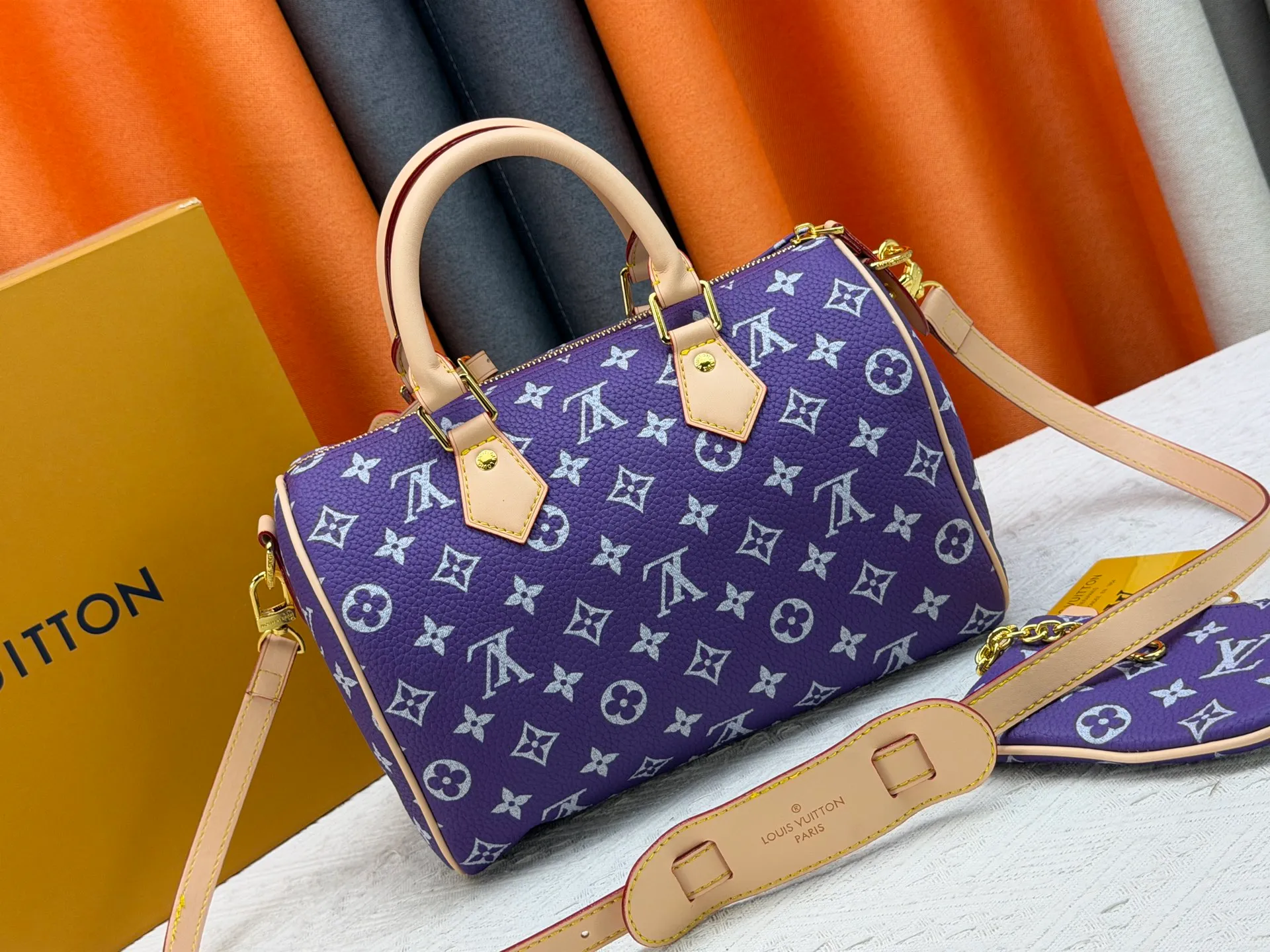 P270 Upgraded original version (pebbled wax leather) M13902 M24423 M24424 M24425 M24426 M24443 M11561 M11562 M13912 Speedy Bandoulière 25 handbag is made of cow leather, showing a unique sun-kissed gradient effect. A perfect everyday choice, the Speedy comes with a removable leather storage bag lined with luxurious sheepskin leather. The double handle design combined with the adjustable and detachable shoulder strap provides a variety of carrying methods to easily cope with different occasions. Dimensions: 25.0 x 15.0 x 15.0 cm (length x height x width)