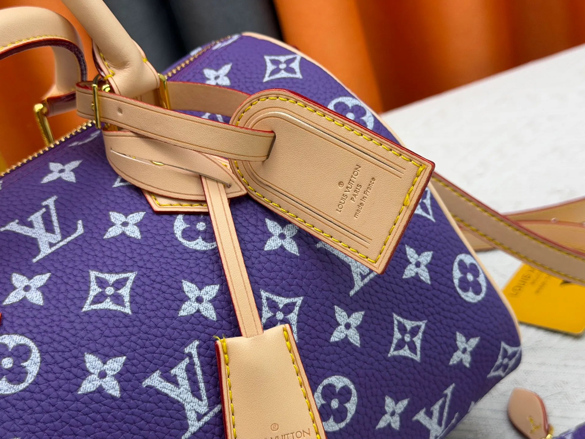 P270 Upgraded original version (pebbled wax leather) M13902 M24423 M24424 M24425 M24426 M24443 M11561 M11562 M13912 Speedy Bandoulière 25 handbag is made of cow leather, showing a unique sun-kissed gradient effect. A perfect everyday choice, the Speedy comes with a removable leather storage bag lined with luxurious sheepskin leather. The double handle design combined with the adjustable and detachable shoulder strap provides a variety of carrying methods to easily cope with different occasions. Dimensions: 25.0 x 15.0 x 15.0 cm (length x height x width)