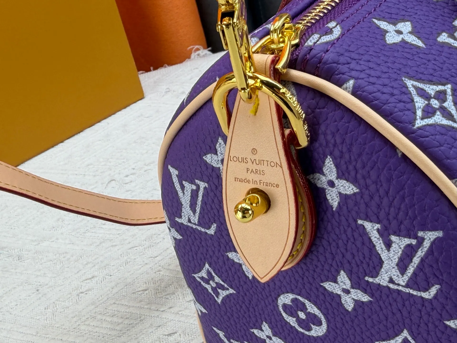 P270 Upgraded original version (pebbled wax leather) M13902 M24423 M24424 M24425 M24426 M24443 M11561 M11562 M13912 Speedy Bandoulière 25 handbag is made of cow leather, showing a unique sun-kissed gradient effect. A perfect everyday choice, the Speedy comes with a removable leather storage bag lined with luxurious sheepskin leather. The double handle design combined with the adjustable and detachable shoulder strap provides a variety of carrying methods to easily cope with different occasions. Dimensions: 25.0 x 15.0 x 15.0 cm (length x height x width)