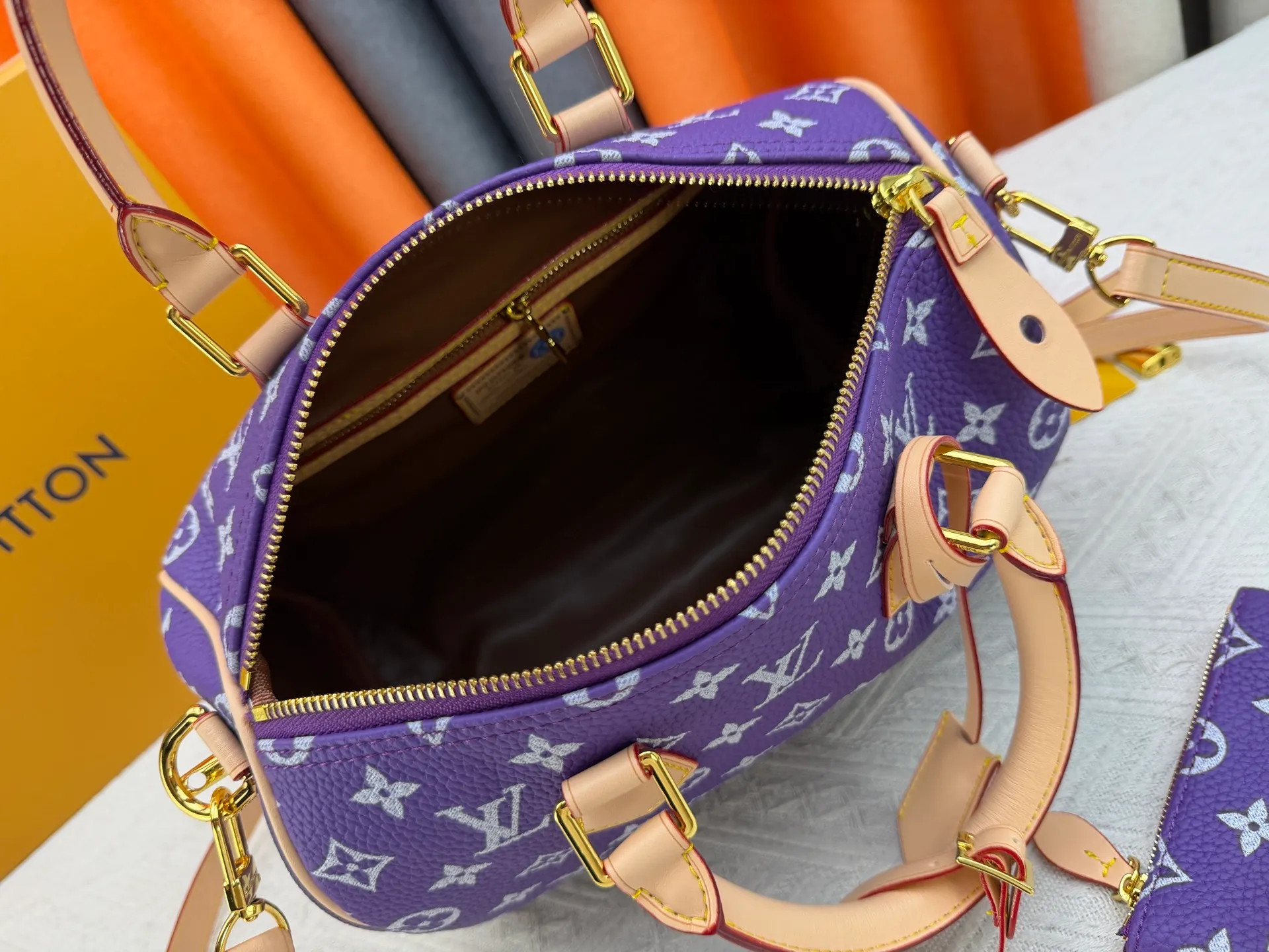 P270 Upgraded original version (pebbled wax leather) M13902 M24423 M24424 M24425 M24426 M24443 M11561 M11562 M13912 Speedy Bandoulière 25 handbag is made of cow leather, showing a unique sun-kissed gradient effect. A perfect everyday choice, the Speedy comes with a removable leather storage bag lined with luxurious sheepskin leather. The double handle design combined with the adjustable and detachable shoulder strap provides a variety of carrying methods to easily cope with different occasions. Dimensions: 25.0 x 15.0 x 15.0 cm (length x height x width)