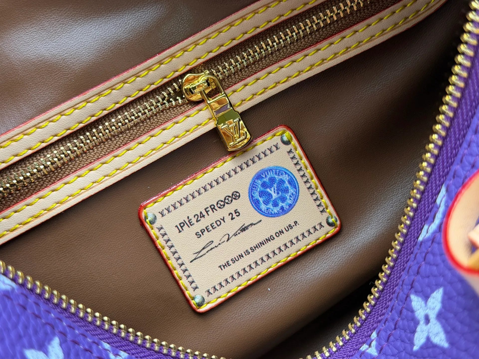 P270 Upgraded original version (pebbled wax leather) M13902 M24423 M24424 M24425 M24426 M24443 M11561 M11562 M13912 Speedy Bandoulière 25 handbag is made of cow leather, showing a unique sun-kissed gradient effect. A perfect everyday choice, the Speedy comes with a removable leather storage bag lined with luxurious sheepskin leather. The double handle design combined with the adjustable and detachable shoulder strap provides a variety of carrying methods to easily cope with different occasions. Dimensions: 25.0 x 15.0 x 15.0 cm (length x height x width)