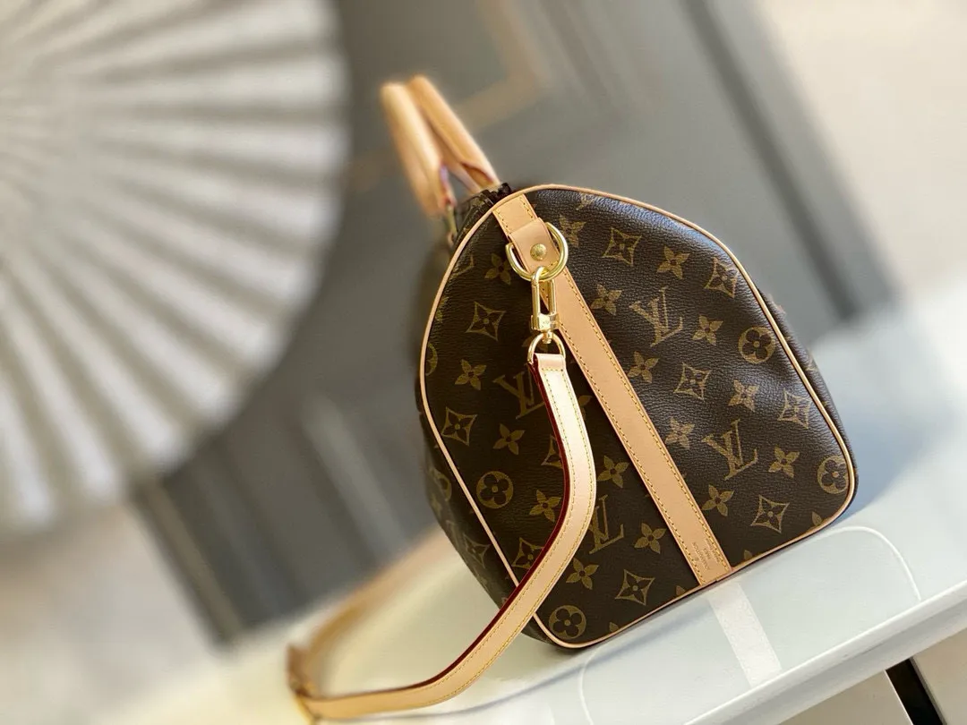 💰840 (size 35) Top original M41111 SPEEDY 35 handbag (with shoulder strap) Made of iconic Monogram canvas and with multiple carrying methods, the Speedy 35 handbag combines modern fashion with classic style, exuding a sense of endless luxury. Detailed features 35 x 23 x 18 cm (Length x Height x Width) Shiny gold-tone hardware and padlock Lockable double zipper closure Internal pocket D-ring for keys and accessories Soft fabric lining Shoulder strap: removable, adjustable Strap half-length: 47.0 cm Strap half-length adjustable to: 53.5 cm Handle: Double handle