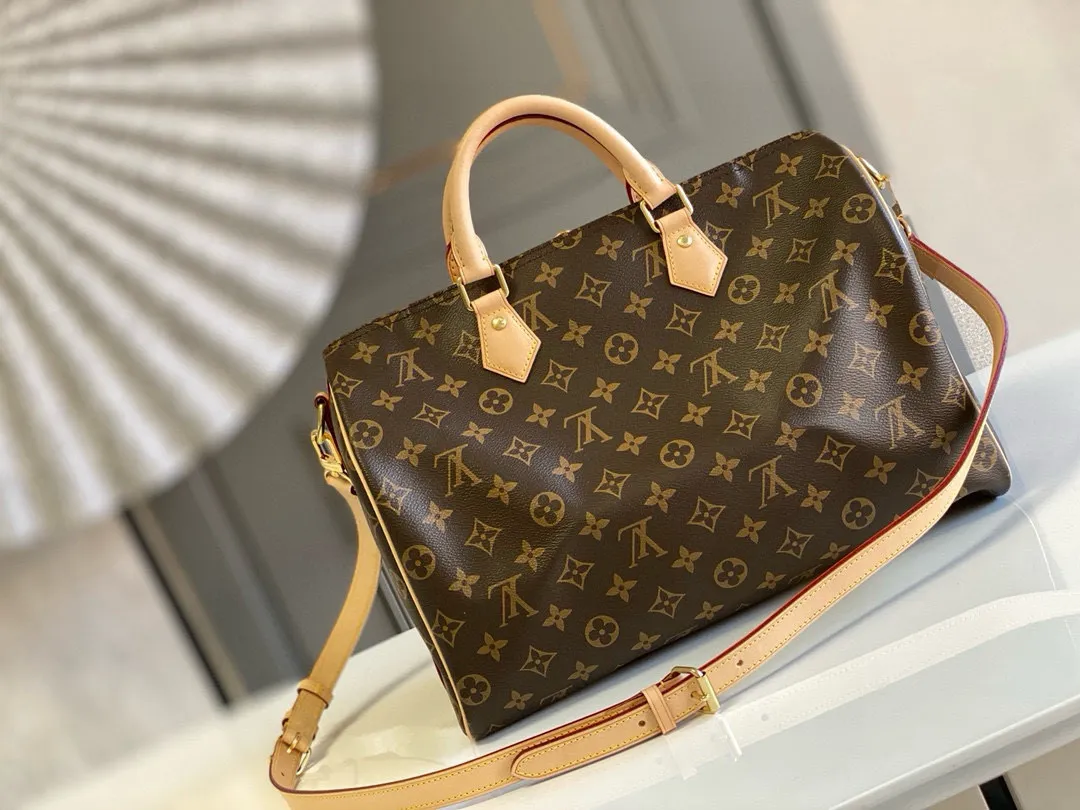 💰840 (size 35) Top original M41111 SPEEDY 35 handbag (with shoulder strap) Made of iconic Monogram canvas and with multiple carrying methods, the Speedy 35 handbag combines modern fashion with classic style, exuding a sense of endless luxury. Detailed features 35 x 23 x 18 cm (Length x Height x Width) Shiny gold-tone hardware and padlock Lockable double zipper closure Internal pocket D-ring for keys and accessories Soft fabric lining Shoulder strap: removable, adjustable Strap half-length: 47.0 cm Strap half-length adjustable to: 53.5 cm Handle: Double handle