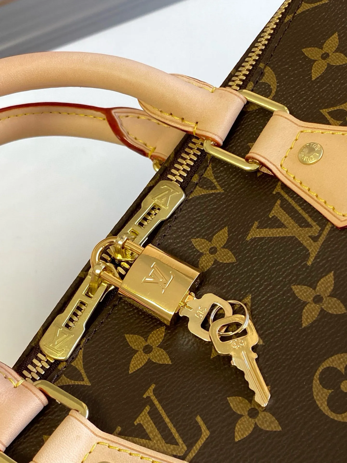 💰840 (size 35) Top original M41111 SPEEDY 35 handbag (with shoulder strap) Made of iconic Monogram canvas and with multiple carrying methods, the Speedy 35 handbag combines modern fashion with classic style, exuding a sense of endless luxury. Detailed features 35 x 23 x 18 cm (Length x Height x Width) Shiny gold-tone hardware and padlock Lockable double zipper closure Internal pocket D-ring for keys and accessories Soft fabric lining Shoulder strap: removable, adjustable Strap half-length: 47.0 cm Strap half-length adjustable to: 53.5 cm Handle: Double handle