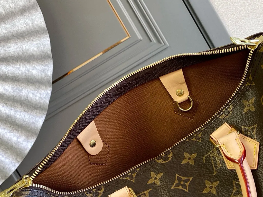 💰840 (size 35) Top original M41111 SPEEDY 35 handbag (with shoulder strap) Made of iconic Monogram canvas and with multiple carrying methods, the Speedy 35 handbag combines modern fashion with classic style, exuding a sense of endless luxury. Detailed features 35 x 23 x 18 cm (Length x Height x Width) Shiny gold-tone hardware and padlock Lockable double zipper closure Internal pocket D-ring for keys and accessories Soft fabric lining Shoulder strap: removable, adjustable Strap half-length: 47.0 cm Strap half-length adjustable to: 53.5 cm Handle: Double handle