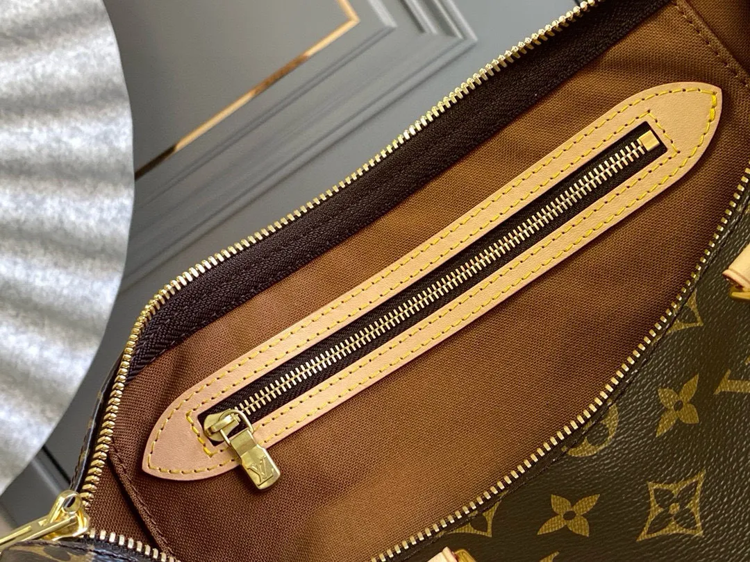 💰840 (size 35) Top original M41111 SPEEDY 35 handbag (with shoulder strap) Made of iconic Monogram canvas and with multiple carrying methods, the Speedy 35 handbag combines modern fashion with classic style, exuding a sense of endless luxury. Detailed features 35 x 23 x 18 cm (Length x Height x Width) Shiny gold-tone hardware and padlock Lockable double zipper closure Internal pocket D-ring for keys and accessories Soft fabric lining Shoulder strap: removable, adjustable Strap half-length: 47.0 cm Strap half-length adjustable to: 53.5 cm Handle: Double handle