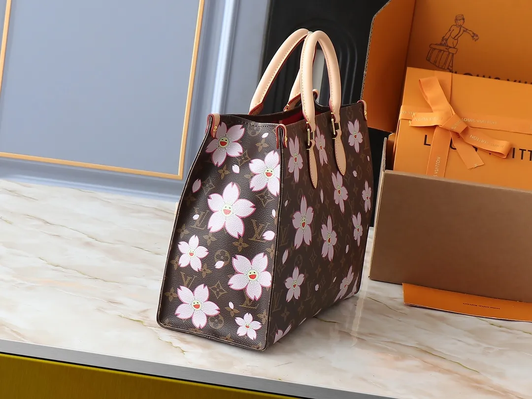💰260💰Upgraded from the original M13269 M45039 M45321 M44571 Takashi Murakami co-branded with Sakura. This Onthego medium handbag uses classic Monogram canvas and Monogram Reverse canvas on both sides to present completely different styles. Toron's dual handles and shoulder strap allow for a variety of carrying options. Dimensions: 34.0 x 26.0 x 13.0 cm (length x height x width)