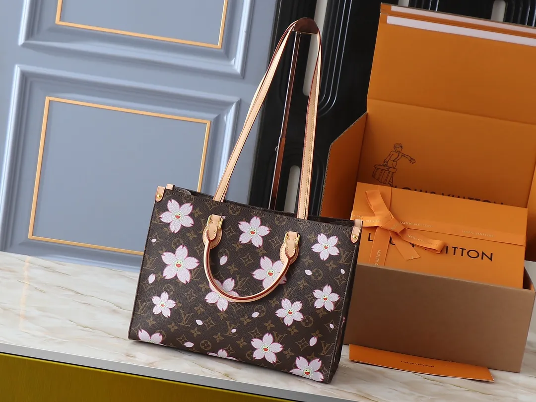 💰260💰Upgraded from the original M13269 M45039 M45321 M44571 Takashi Murakami co-branded with Sakura. This Onthego medium handbag uses classic Monogram canvas and Monogram Reverse canvas on both sides to present completely different styles. Toron's dual handles and shoulder strap allow for a variety of carrying options. Dimensions: 34.0 x 26.0 x 13.0 cm (length x height x width)