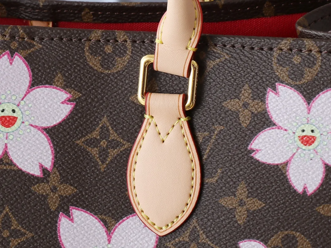 💰260💰Upgraded from the original M13269 M45039 M45321 M44571 Takashi Murakami co-branded with Sakura. This Onthego medium handbag uses classic Monogram canvas and Monogram Reverse canvas on both sides to present completely different styles. Toron's dual handles and shoulder strap allow for a variety of carrying options. Dimensions: 34.0 x 26.0 x 13.0 cm (length x height x width)
