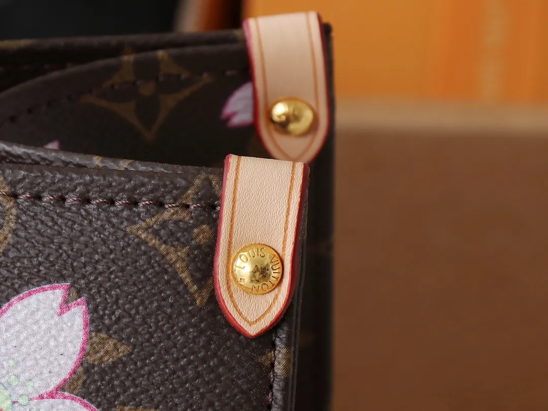 💰260💰Upgraded from the original M13269 M45039 M45321 M44571 Takashi Murakami co-branded with Sakura. This Onthego medium handbag uses classic Monogram canvas and Monogram Reverse canvas on both sides to present completely different styles. Toron's dual handles and shoulder strap allow for a variety of carrying options. Dimensions: 34.0 x 26.0 x 13.0 cm (length x height x width)