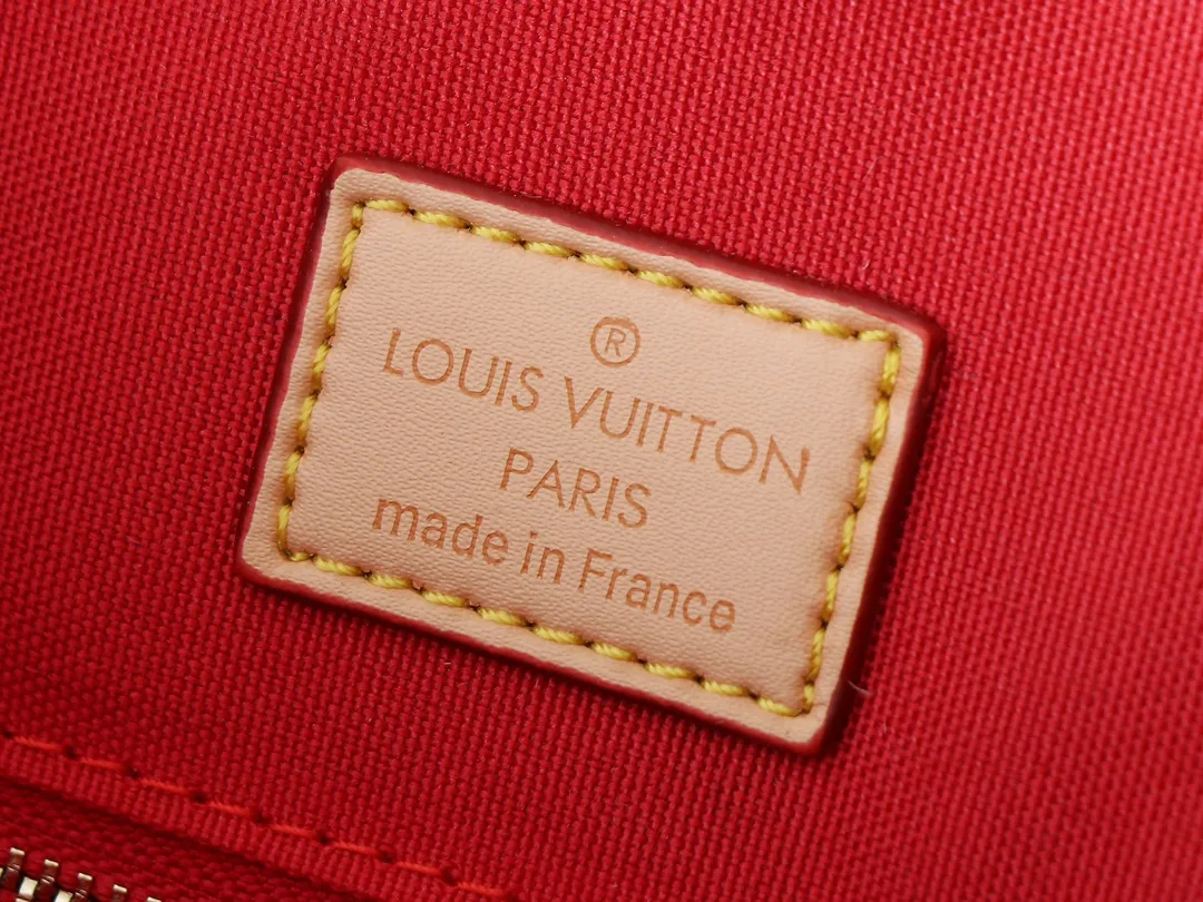💰260💰Upgraded from the original M13269 M45039 M45321 M44571 Takashi Murakami co-branded with Sakura. This Onthego medium handbag uses classic Monogram canvas and Monogram Reverse canvas on both sides to present completely different styles. Toron's dual handles and shoulder strap allow for a variety of carrying options. Dimensions: 34.0 x 26.0 x 13.0 cm (length x height x width)