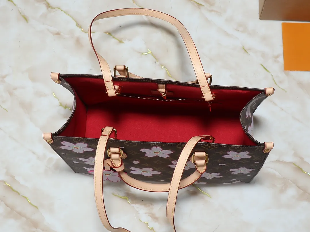 💰260💰Upgraded from the original M13269 M45039 M45321 M44571 Takashi Murakami co-branded with Sakura. This Onthego medium handbag uses classic Monogram canvas and Monogram Reverse canvas on both sides to present completely different styles. Toron's dual handles and shoulder strap allow for a variety of carrying options. Dimensions: 34.0 x 26.0 x 13.0 cm (length x height x width)