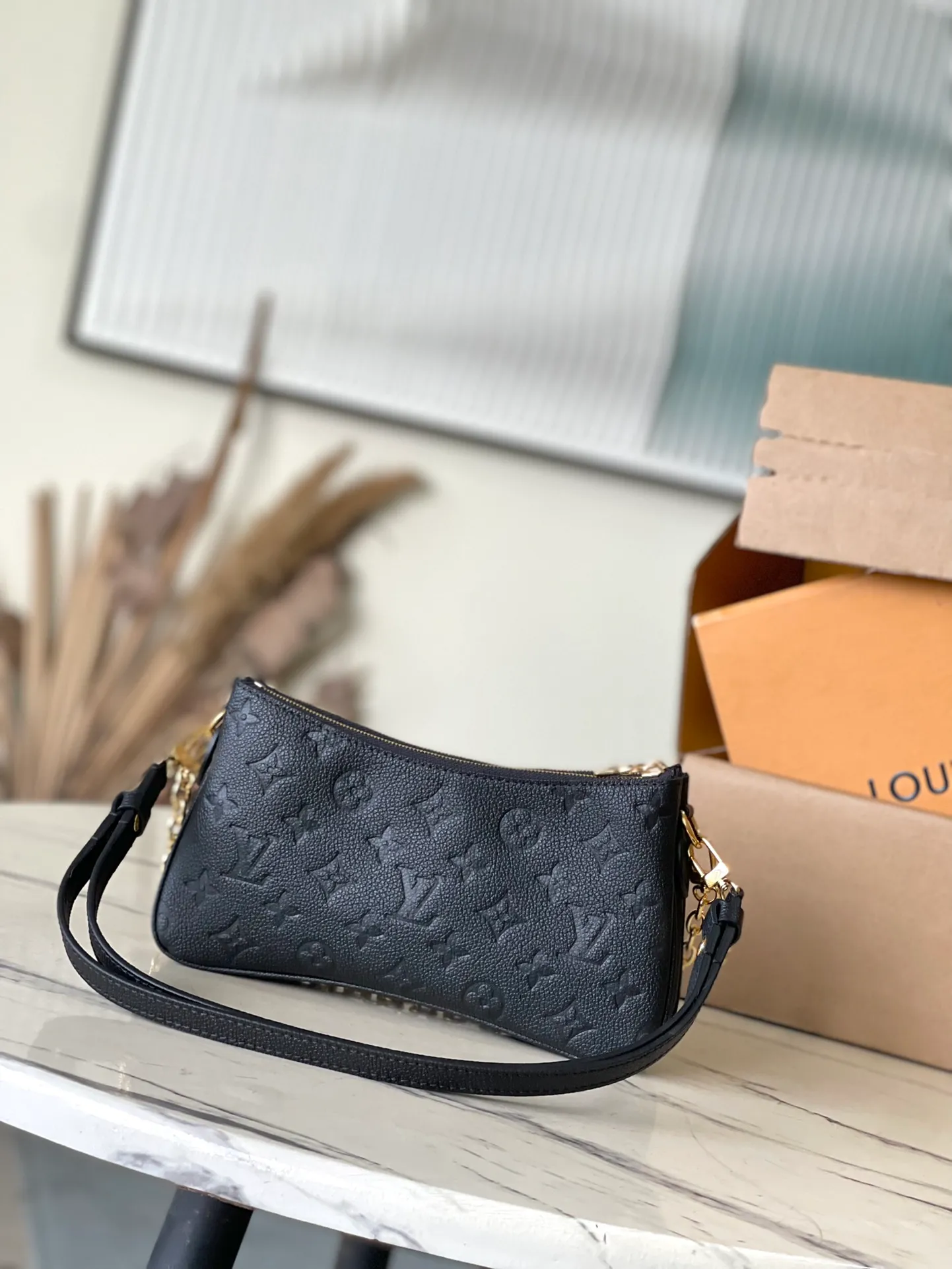 💰1000 (top layer leather) top quality original M83301 black Monogram Empreinte leather Liv pochette that fits snugly on the arm. It comes with a removable gold-tone chain and a removable, adjustable double strap and is crafted from signature natural cowhide leather. A secure double zip closure and engraved gold plaque complete this stylish piece. size：24x13x6.5cm