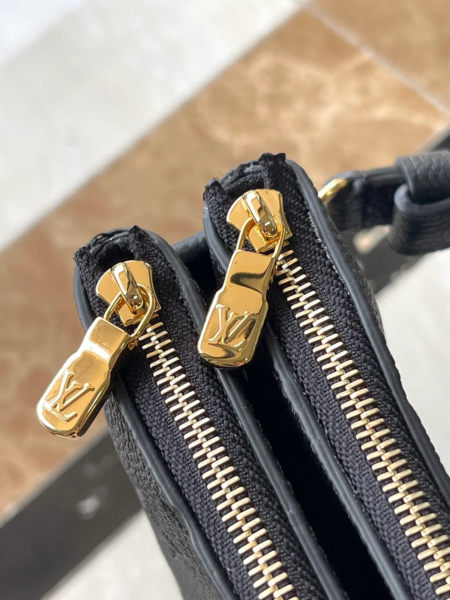 💰1000 (top layer leather) top quality original M83301 black Monogram Empreinte leather Liv pochette that fits snugly on the arm. It comes with a removable gold-tone chain and a removable, adjustable double strap and is crafted from signature natural cowhide leather. A secure double zip closure and engraved gold plaque complete this stylish piece. size：24x13x6.5cm