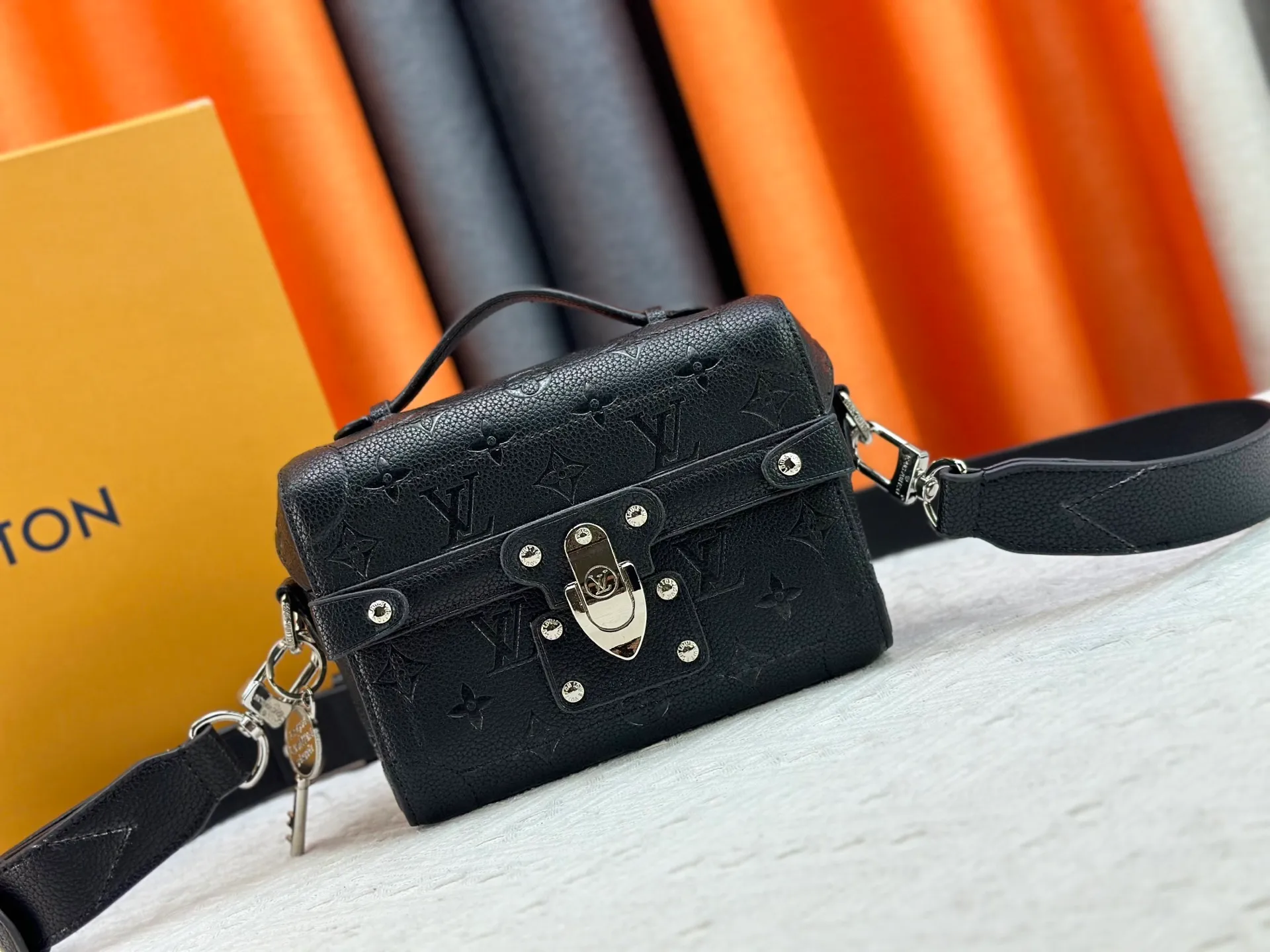 P320 Upgraded Original M13871 Embossed Black M11743 Black Flower M11516 Black M11535 Presbyopic M12686 This Soul Trunk handbag is crafted by Pharrell Williams and is made of flexible LV Colorado cow leather with a grained texture. The Tumbler's magnetic clasp, rivets and top handles harken back to classic hard case elements, while a removable and adjustable shoulder strap completes the sophisticated details. Size: 19x15x7cm