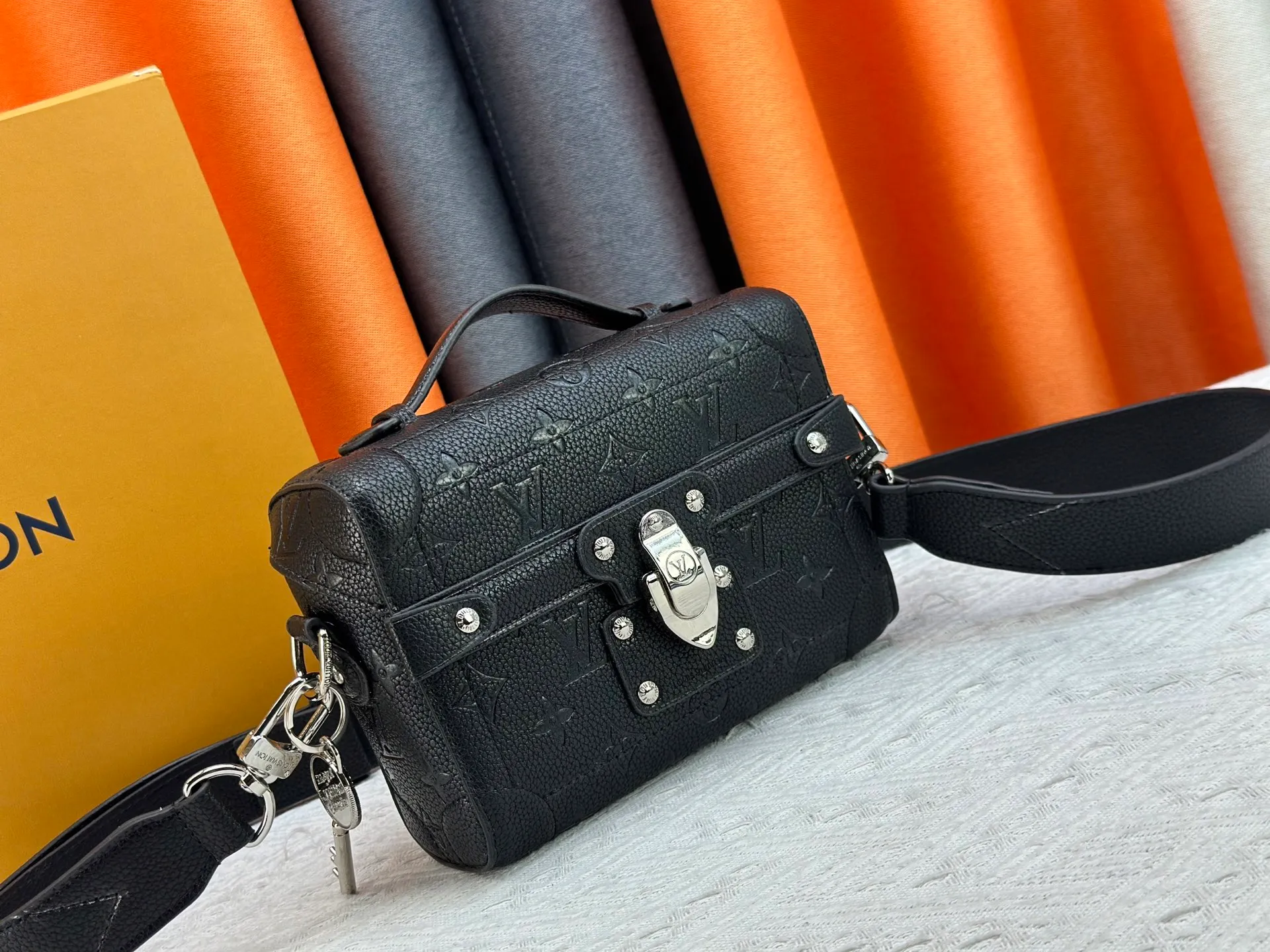 P320 Upgraded Original M13871 Embossed Black M11743 Black Flower M11516 Black M11535 Presbyopic M12686 This Soul Trunk handbag is crafted by Pharrell Williams and is made of flexible LV Colorado cow leather with a grained texture. The Tumbler's magnetic clasp, rivets and top handles harken back to classic hard case elements, while a removable and adjustable shoulder strap completes the sophisticated details. Size: 19x15x7cm