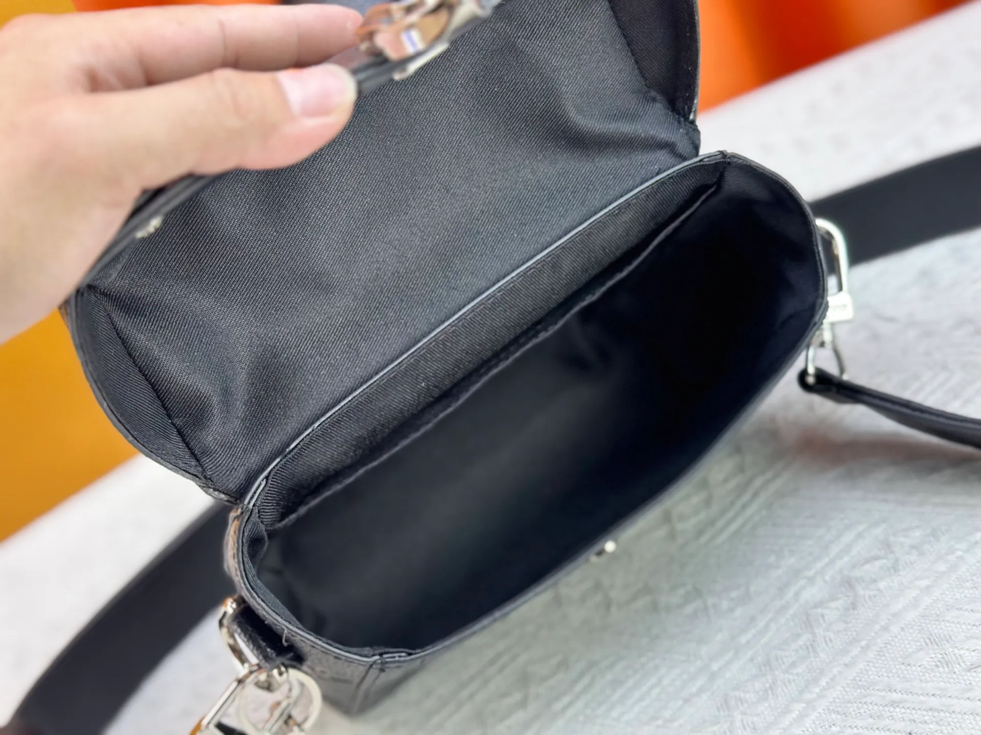 P320 Upgraded Original M13871 Embossed Black M11743 Black Flower M11516 Black M11535 Presbyopic M12686 This Soul Trunk handbag is crafted by Pharrell Williams and is made of flexible LV Colorado cow leather with a grained texture. The Tumbler's magnetic clasp, rivets and top handles harken back to classic hard case elements, while a removable and adjustable shoulder strap completes the sophisticated details. Size: 19x15x7cm
