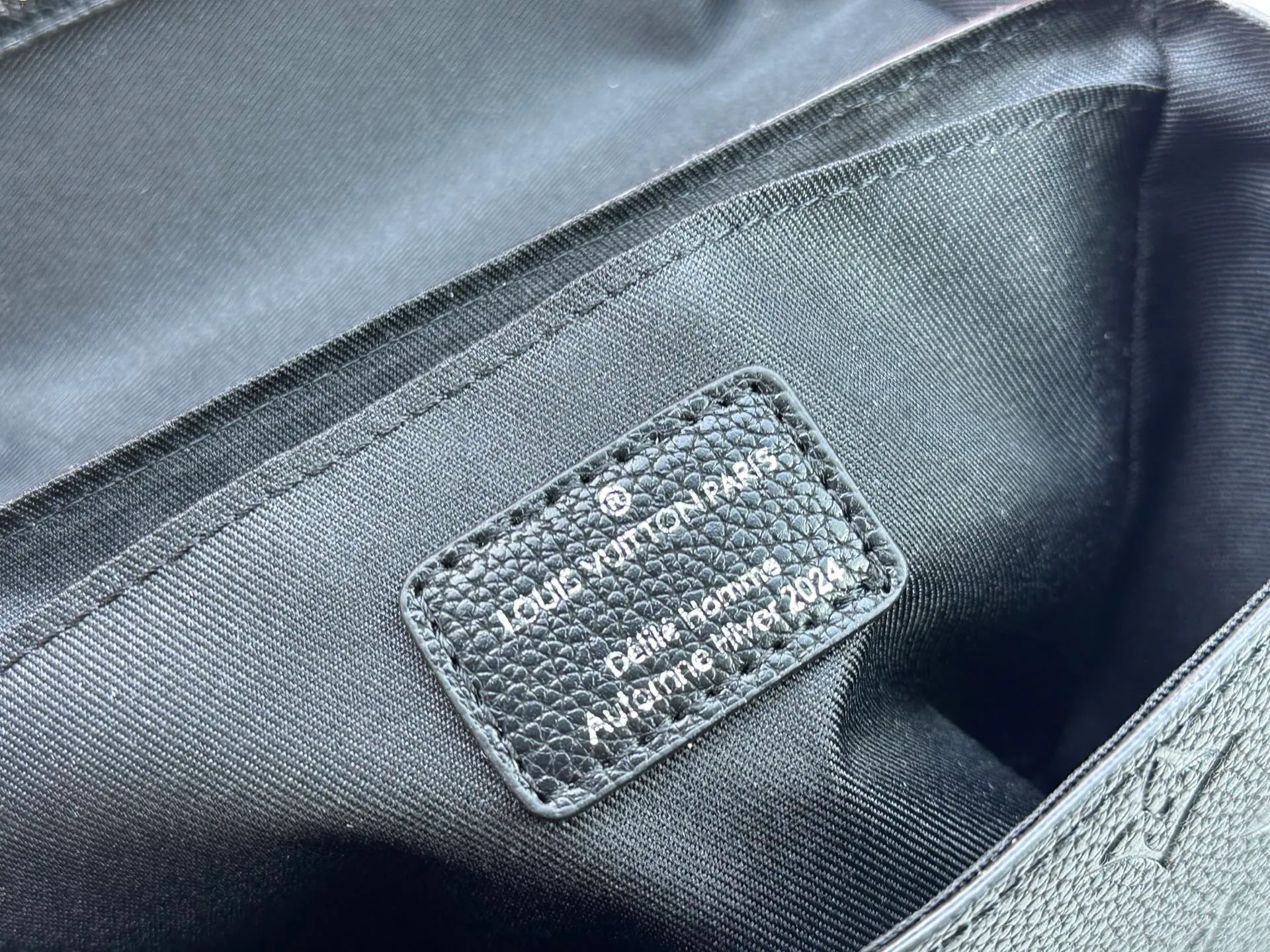 P320 Upgraded Original M13871 Embossed Black M11743 Black Flower M11516 Black M11535 Presbyopic M12686 This Soul Trunk handbag is crafted by Pharrell Williams and is made of flexible LV Colorado cow leather with a grained texture. The Tumbler's magnetic clasp, rivets and top handles harken back to classic hard case elements, while a removable and adjustable shoulder strap completes the sophisticated details. Size: 19x15x7cm