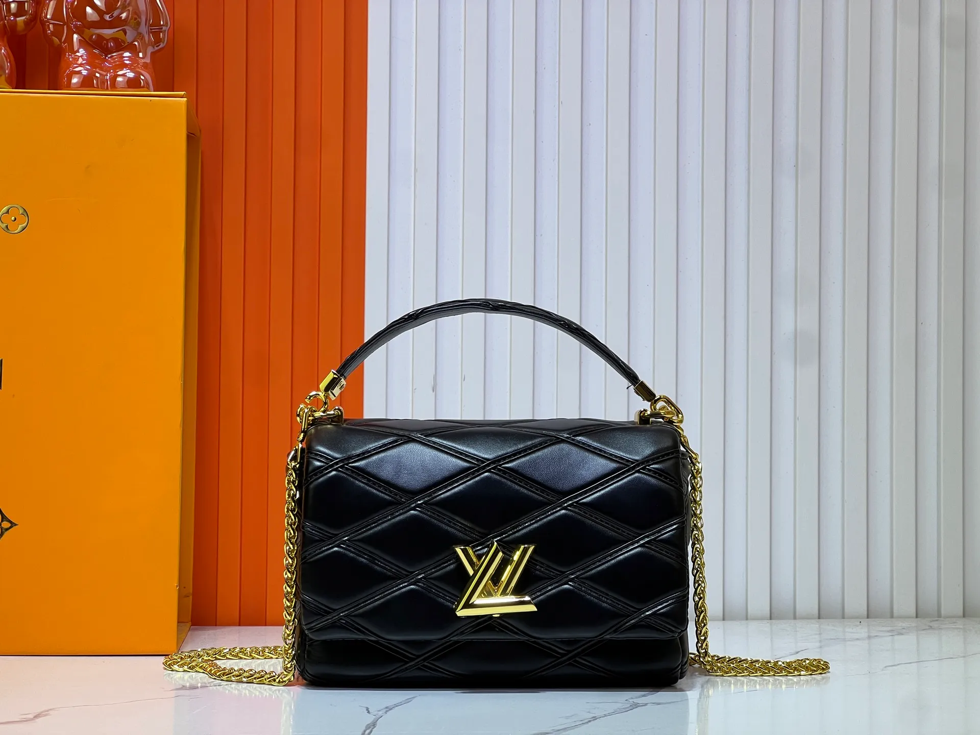 Batch 320💰M23689 M22891 Nicolas Ghesquière devoted new craftsmanship exploration to the GO-14 medium handbag, hand-painting the baked effect on the quilted sheepskin leather, showing an avant-garde style. The LV Twist twist lock highlights the brand's style, and the top handle and adjustable chain are detachable, allowing for a variety of carrying methods. Size: 23X16X10
