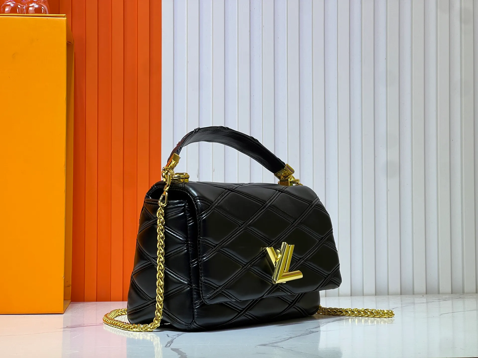 Batch 320💰M23689 M22891 Nicolas Ghesquière devoted new craftsmanship exploration to the GO-14 medium handbag, hand-painting the baked effect on the quilted sheepskin leather, showing an avant-garde style. The LV Twist twist lock highlights the brand's style, and the top handle and adjustable chain are detachable, allowing for a variety of carrying methods. Size: 23X16X10