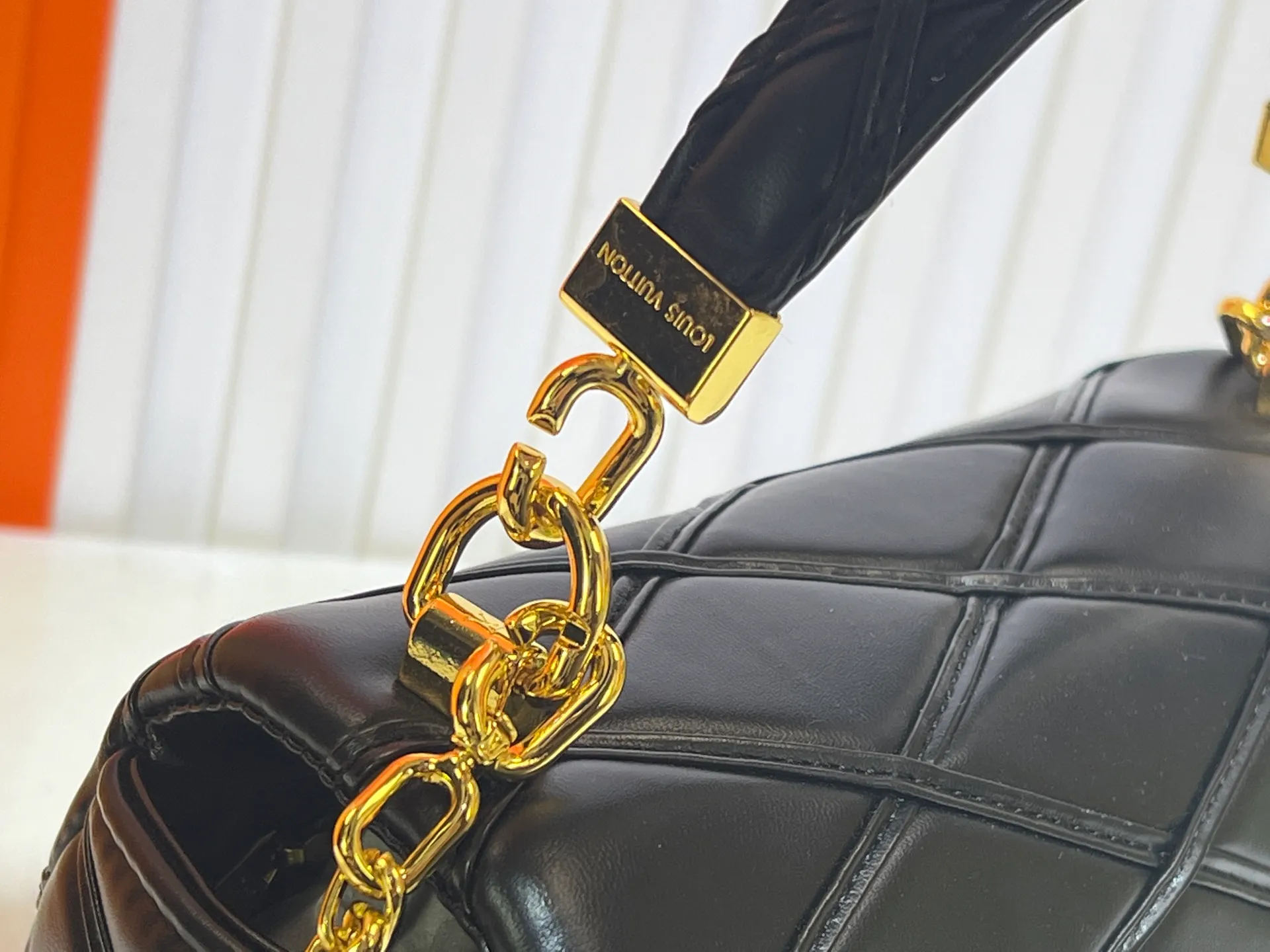 Batch 320💰M23689 M22891 Nicolas Ghesquière devoted new craftsmanship exploration to the GO-14 medium handbag, hand-painting the baked effect on the quilted sheepskin leather, showing an avant-garde style. The LV Twist twist lock highlights the brand's style, and the top handle and adjustable chain are detachable, allowing for a variety of carrying methods. Size: 23X16X10