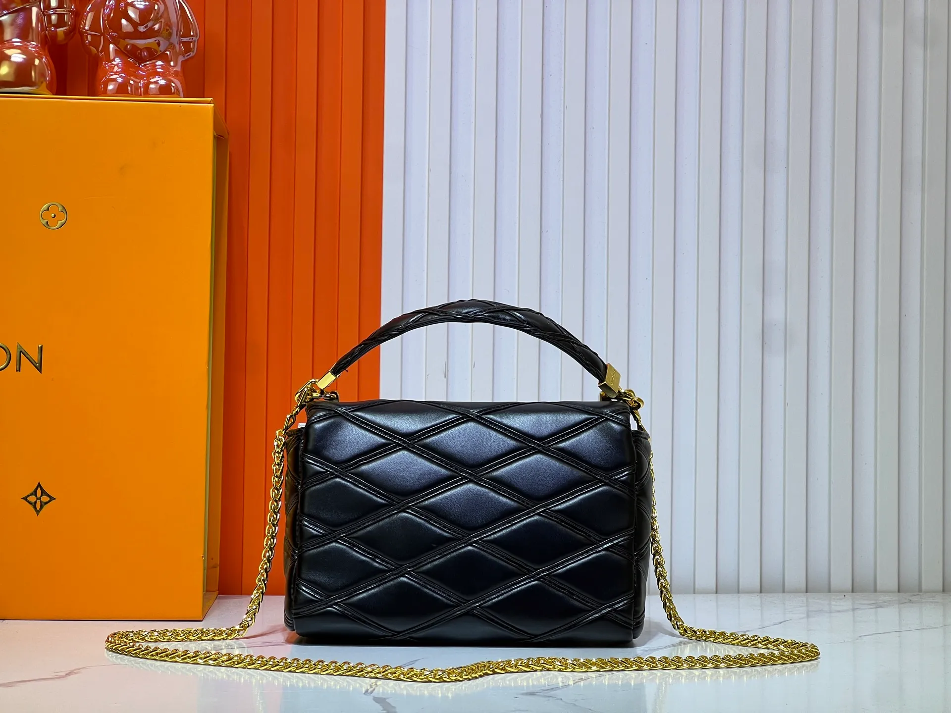 Batch 320💰M23689 M22891 Nicolas Ghesquière devoted new craftsmanship exploration to the GO-14 medium handbag, hand-painting the baked effect on the quilted sheepskin leather, showing an avant-garde style. The LV Twist twist lock highlights the brand's style, and the top handle and adjustable chain are detachable, allowing for a variety of carrying methods. Size: 23X16X10