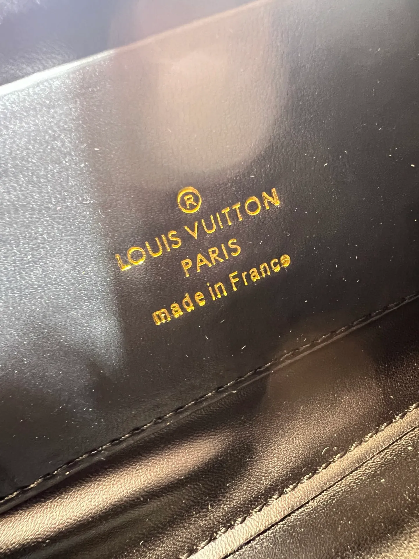 Batch 320💰M23689 M22891 Nicolas Ghesquière devoted new craftsmanship exploration to the GO-14 medium handbag, hand-painting the baked effect on the quilted sheepskin leather, showing an avant-garde style. The LV Twist twist lock highlights the brand's style, and the top handle and adjustable chain are detachable, allowing for a variety of carrying methods. Size: 23X16X10