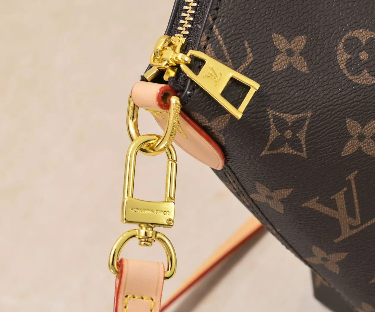Batch 320💰Top original version Guaranteed double-sided discoloration yellow leather Large size M45987 M45986 Small size Boétie small zipper tote bag is made of Monogram canvas, leather trim and fabric lining, with padlock and LV embossed leather tag. The soft texture ensures everyday comfort, while dual phone pockets and internal patch pockets add functional details. Detailed features25 x 23 x 14 cm (length x height x width) 1w2021.67