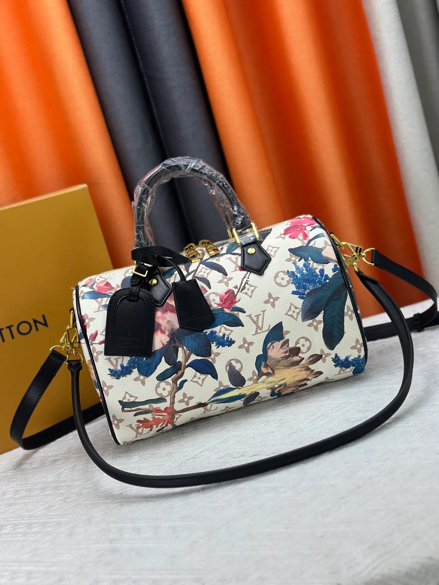 P320 M18076 M15159 M25766 M13344 Catwalk model This Speedy Soft 30 is from the LV Travels With Grace Coddlington series. It is made of rich-toned cow leather with gold hardware and interesting embossed shapes. Removable name tag features Grace Coddington's handwriting. Size: 30X21X17 cm