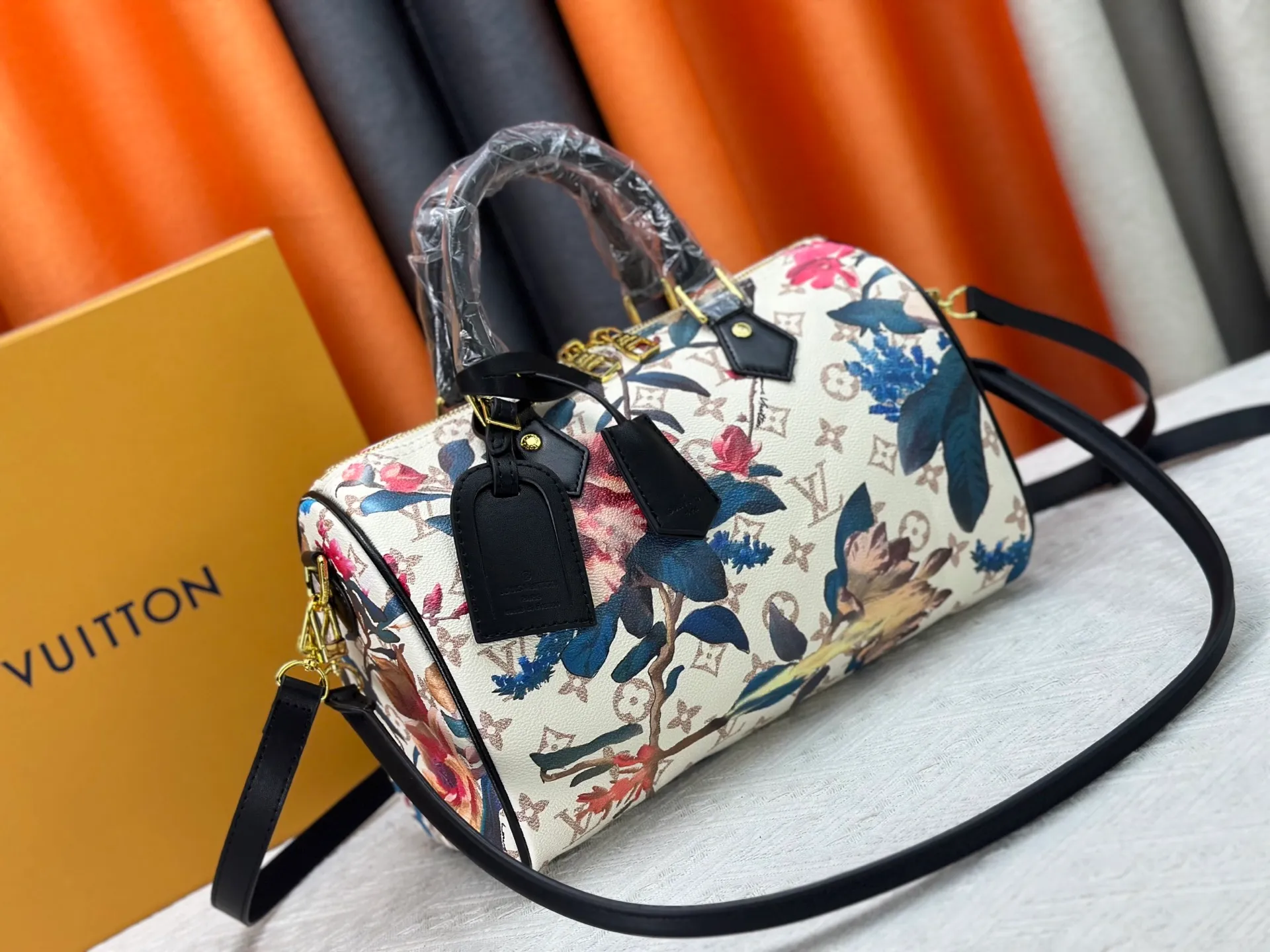 P320 M18076 M15159 M25766 M13344 Catwalk model This Speedy Soft 30 is from the LV Travels With Grace Coddlington series. It is made of rich-toned cow leather with gold hardware and interesting embossed shapes. Removable name tag features Grace Coddington's handwriting. Size: 30X21X17 cm