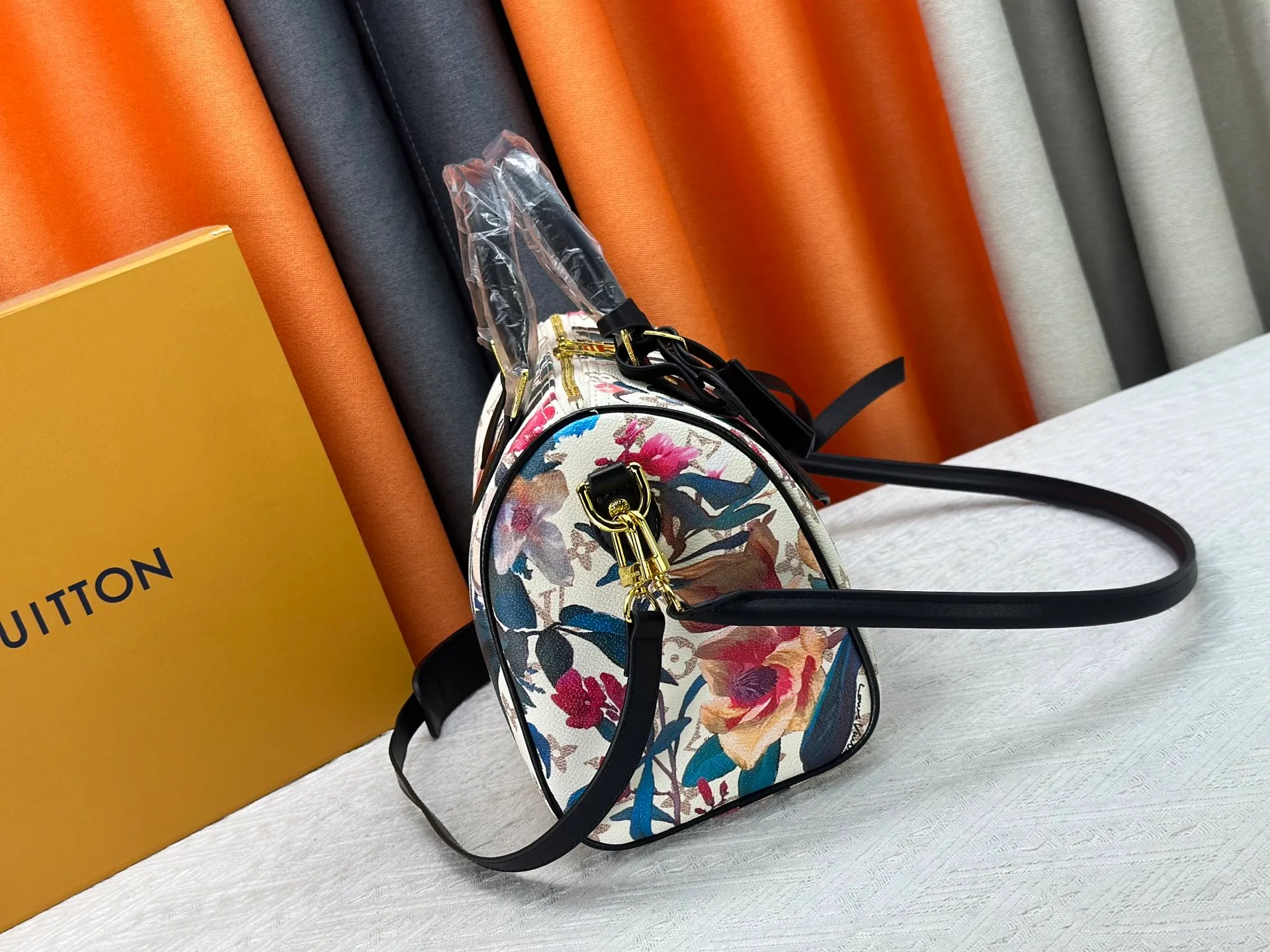 P320 M18076 M15159 M25766 M13344 Catwalk model This Speedy Soft 30 is from the LV Travels With Grace Coddlington series. It is made of rich-toned cow leather with gold hardware and interesting embossed shapes. Removable name tag features Grace Coddington's handwriting. Size: 30X21X17 cm