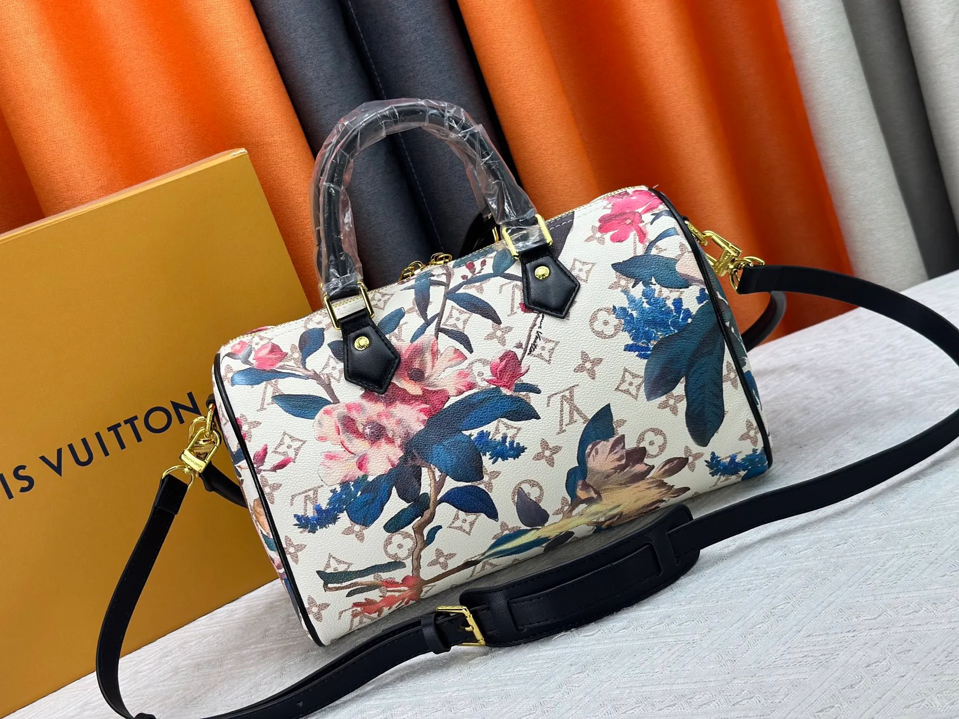 P320 M18076 M15159 M25766 M13344 Catwalk model This Speedy Soft 30 is from the LV Travels With Grace Coddlington series. It is made of rich-toned cow leather with gold hardware and interesting embossed shapes. Removable name tag features Grace Coddington's handwriting. Size: 30X21X17 cm