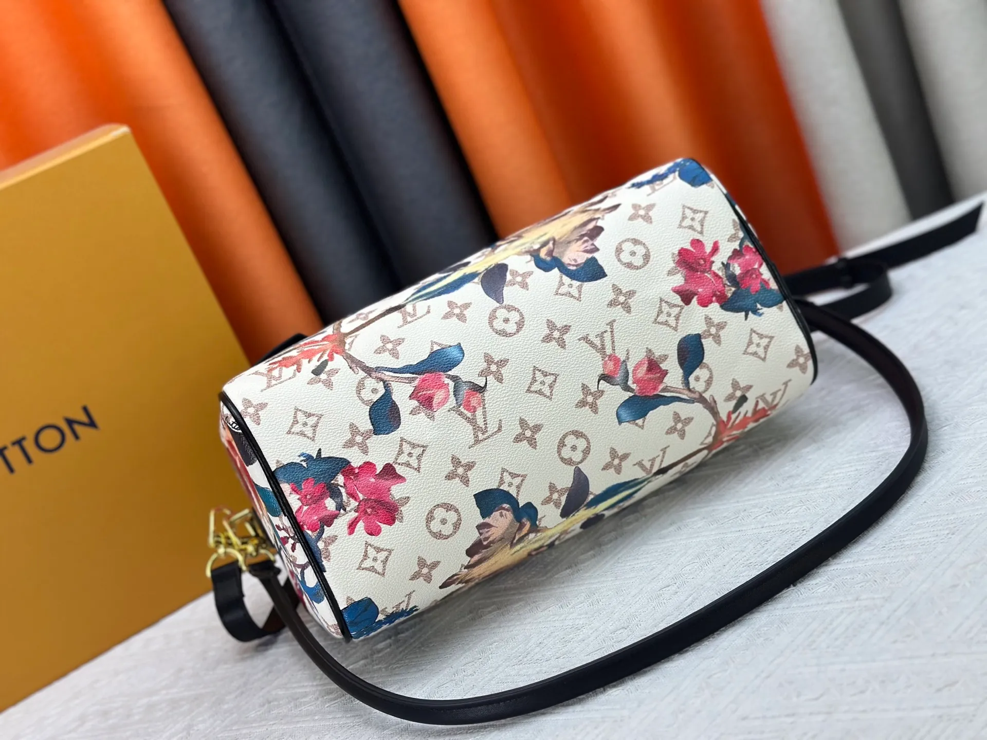 P320 M18076 M15159 M25766 M13344 Catwalk model This Speedy Soft 30 is from the LV Travels With Grace Coddlington series. It is made of rich-toned cow leather with gold hardware and interesting embossed shapes. Removable name tag features Grace Coddington's handwriting. Size: 30X21X17 cm