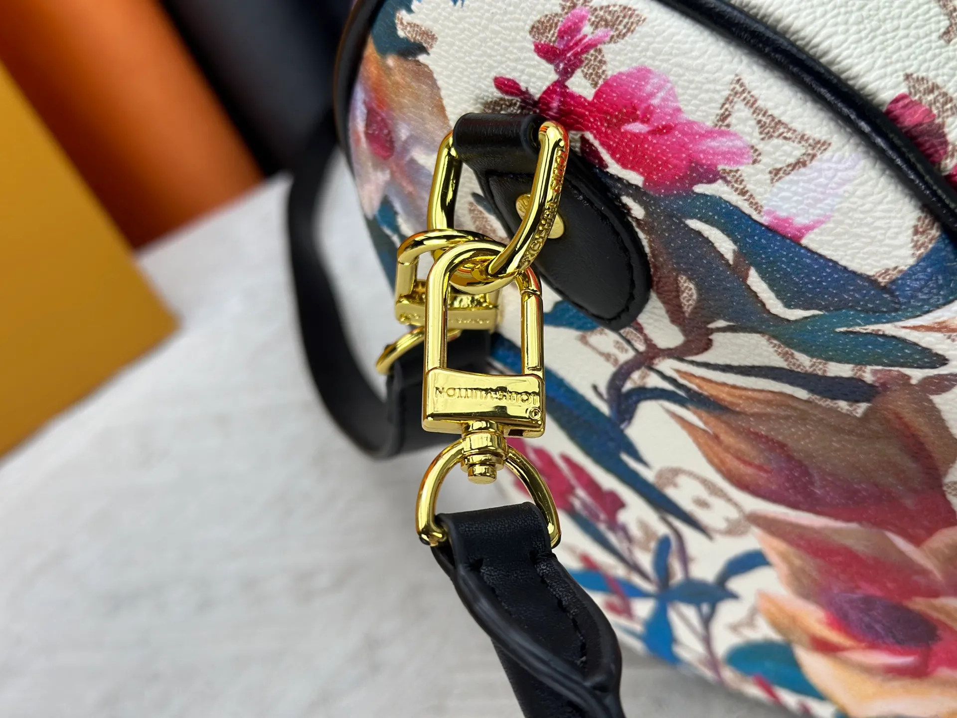 P320 M18076 M15159 M25766 M13344 Catwalk model This Speedy Soft 30 is from the LV Travels With Grace Coddlington series. It is made of rich-toned cow leather with gold hardware and interesting embossed shapes. Removable name tag features Grace Coddington's handwriting. Size: 30X21X17 cm