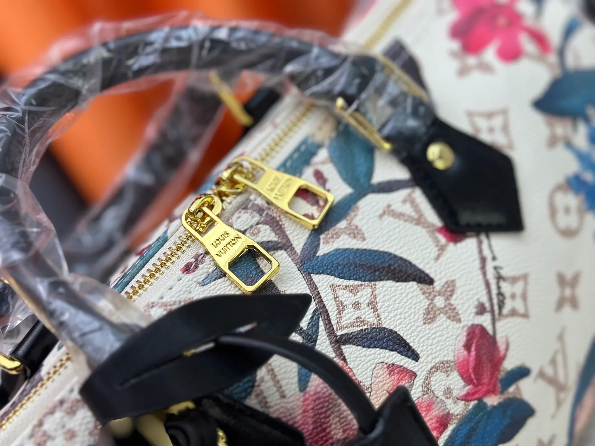 P320 M18076 M15159 M25766 M13344 Catwalk model This Speedy Soft 30 is from the LV Travels With Grace Coddlington series. It is made of rich-toned cow leather with gold hardware and interesting embossed shapes. Removable name tag features Grace Coddington's handwriting. Size: 30X21X17 cm