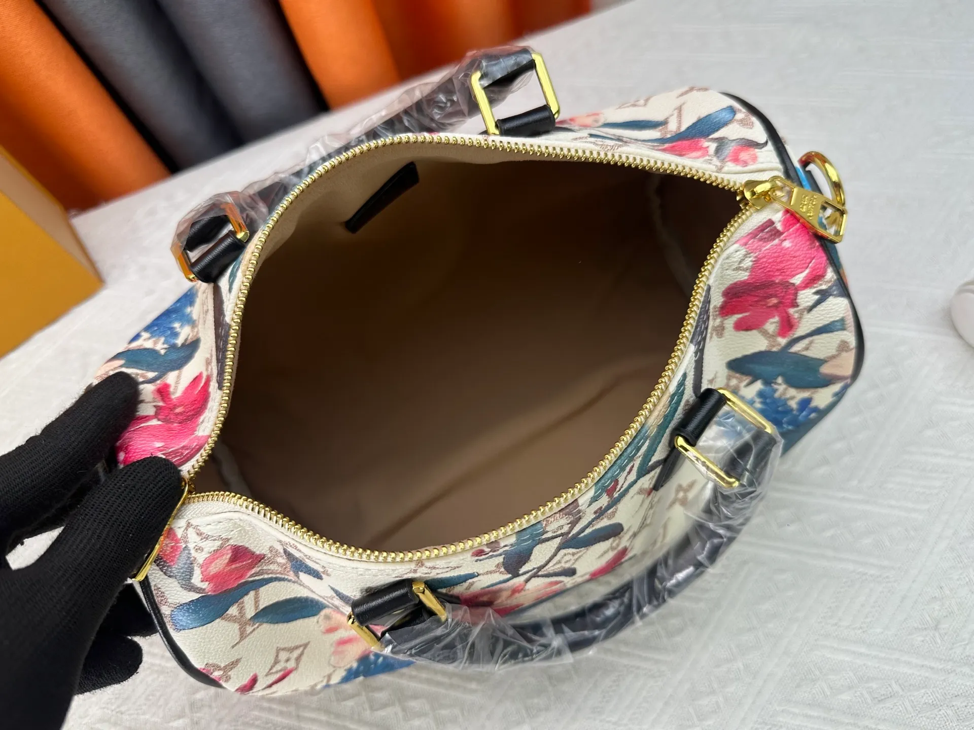 P320 M18076 M15159 M25766 M13344 Catwalk model This Speedy Soft 30 is from the LV Travels With Grace Coddlington series. It is made of rich-toned cow leather with gold hardware and interesting embossed shapes. Removable name tag features Grace Coddington's handwriting. Size: 30X21X17 cm