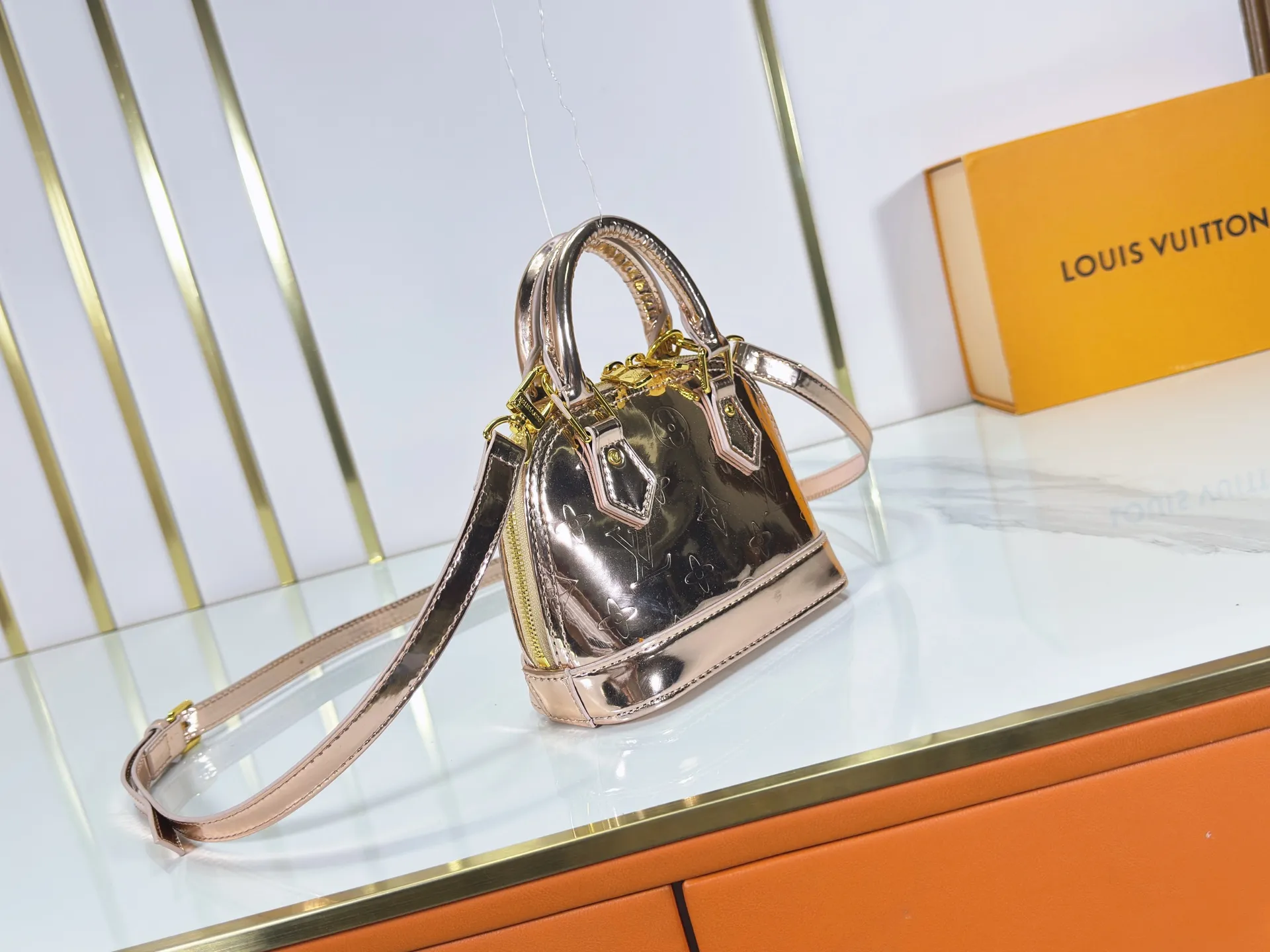 P220 upgraded original M26335 M82717 This Nano Alma handbag highlights the style of the LV Ski series with this season’s technological details. The Monogram Miroir weather-resistant canvas surface is dip-dyed in Silver tones and paired with matching hardware for a dazzling look. Inject retro-futuristic style into any outfit. An LV logo padlock and removable shoulder strap complete the look. Dimensions: 18 x 12 x 8 (cm) ((length x height x width)