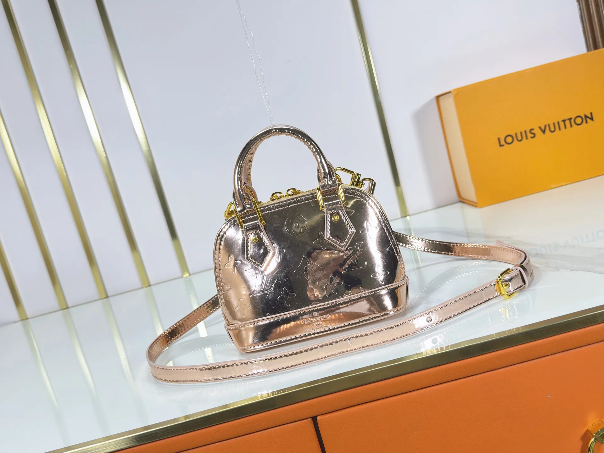 P220 upgraded original M26335 M82717 This Nano Alma handbag highlights the style of the LV Ski series with this season’s technological details. The Monogram Miroir weather-resistant canvas surface is dip-dyed in Silver tones and paired with matching hardware for a dazzling look. Inject retro-futuristic style into any outfit. An LV logo padlock and removable shoulder strap complete the look. Dimensions: 18 x 12 x 8 (cm) ((length x height x width)