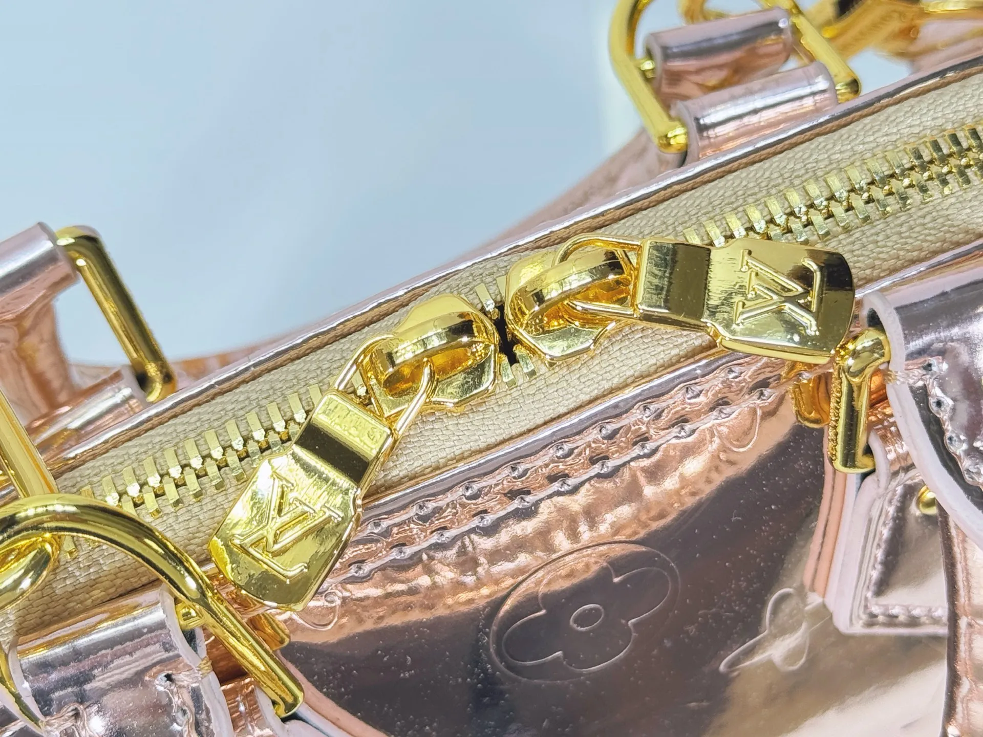P220 upgraded original M26335 M82717 This Nano Alma handbag highlights the style of the LV Ski series with this season’s technological details. The Monogram Miroir weather-resistant canvas surface is dip-dyed in Silver tones and paired with matching hardware for a dazzling look. Inject retro-futuristic style into any outfit. An LV logo padlock and removable shoulder strap complete the look. Dimensions: 18 x 12 x 8 (cm) ((length x height x width)