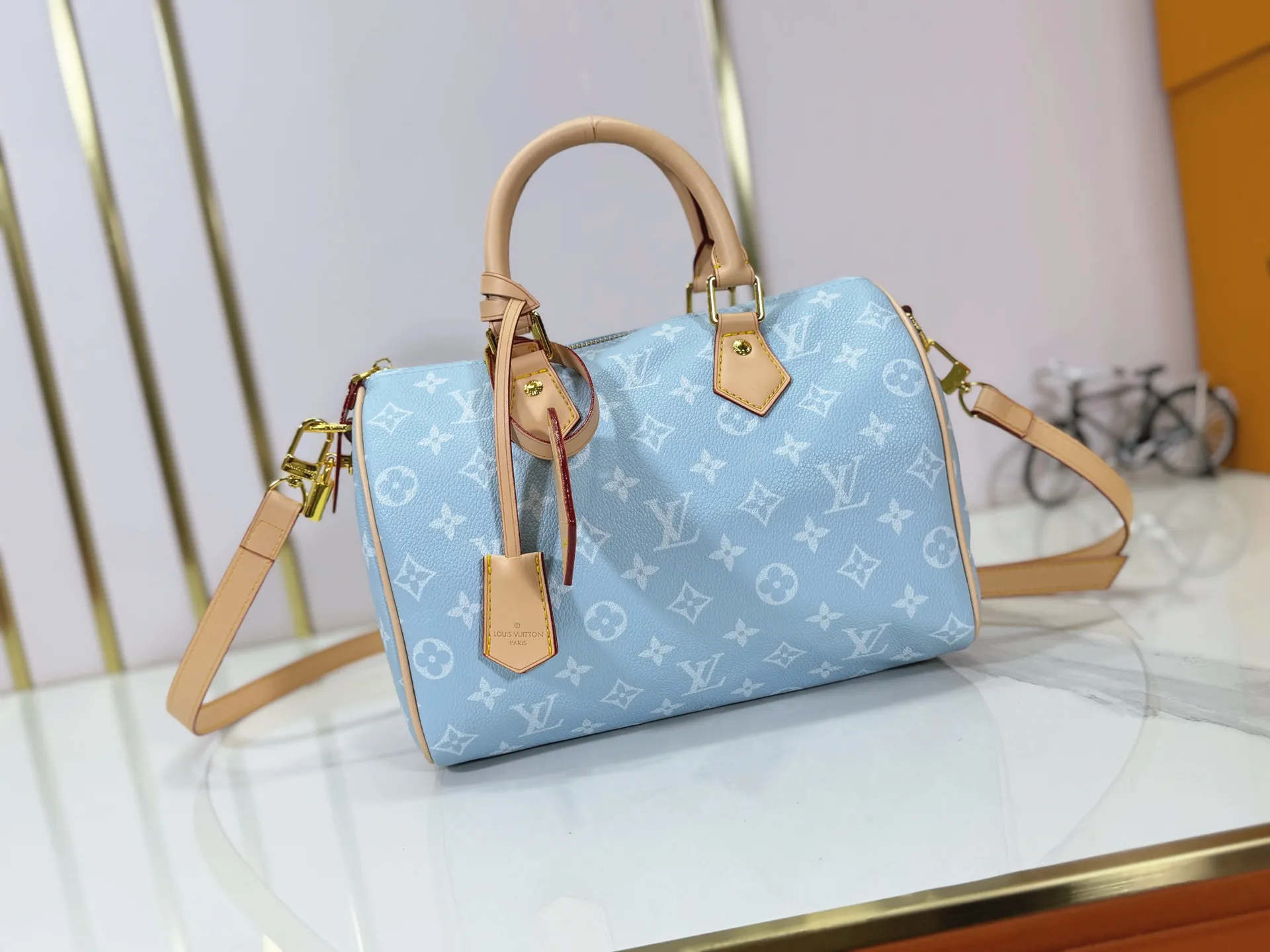 P280 Upgraded original M24424 M24425 M24426 M24423 M24443 M This Speedy Bandoulière 25 Monogram Leather handbag is made of soft cow leather and uses Monogram pattern to reproduce the elegant look and feel of canvas printing. Dazzling metal hardware, sheepskin lining and nameplate all reflect Creative Director Pharrell Williams' relentless attention to detail. Dimensions: 25.0 x 15.0 x 15.0 cm (length x height x width)