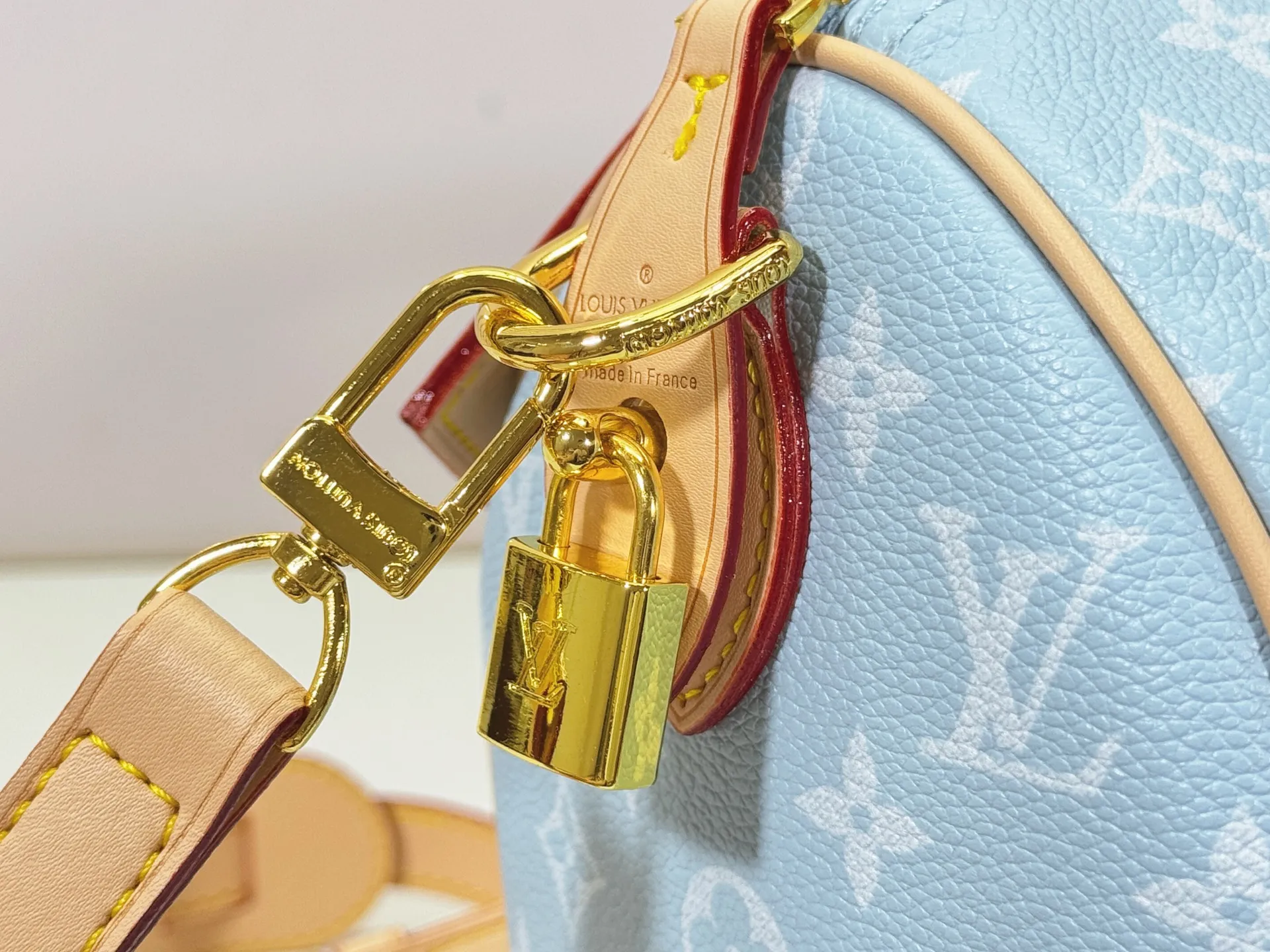 P280 Upgraded original M24424 M24425 M24426 M24423 M24443 M This Speedy Bandoulière 25 Monogram Leather handbag is made of soft cow leather and uses Monogram pattern to reproduce the elegant look and feel of canvas printing. Dazzling metal hardware, sheepskin lining and nameplate all reflect Creative Director Pharrell Williams' relentless attention to detail. Dimensions: 25.0 x 15.0 x 15.0 cm (length x height x width)