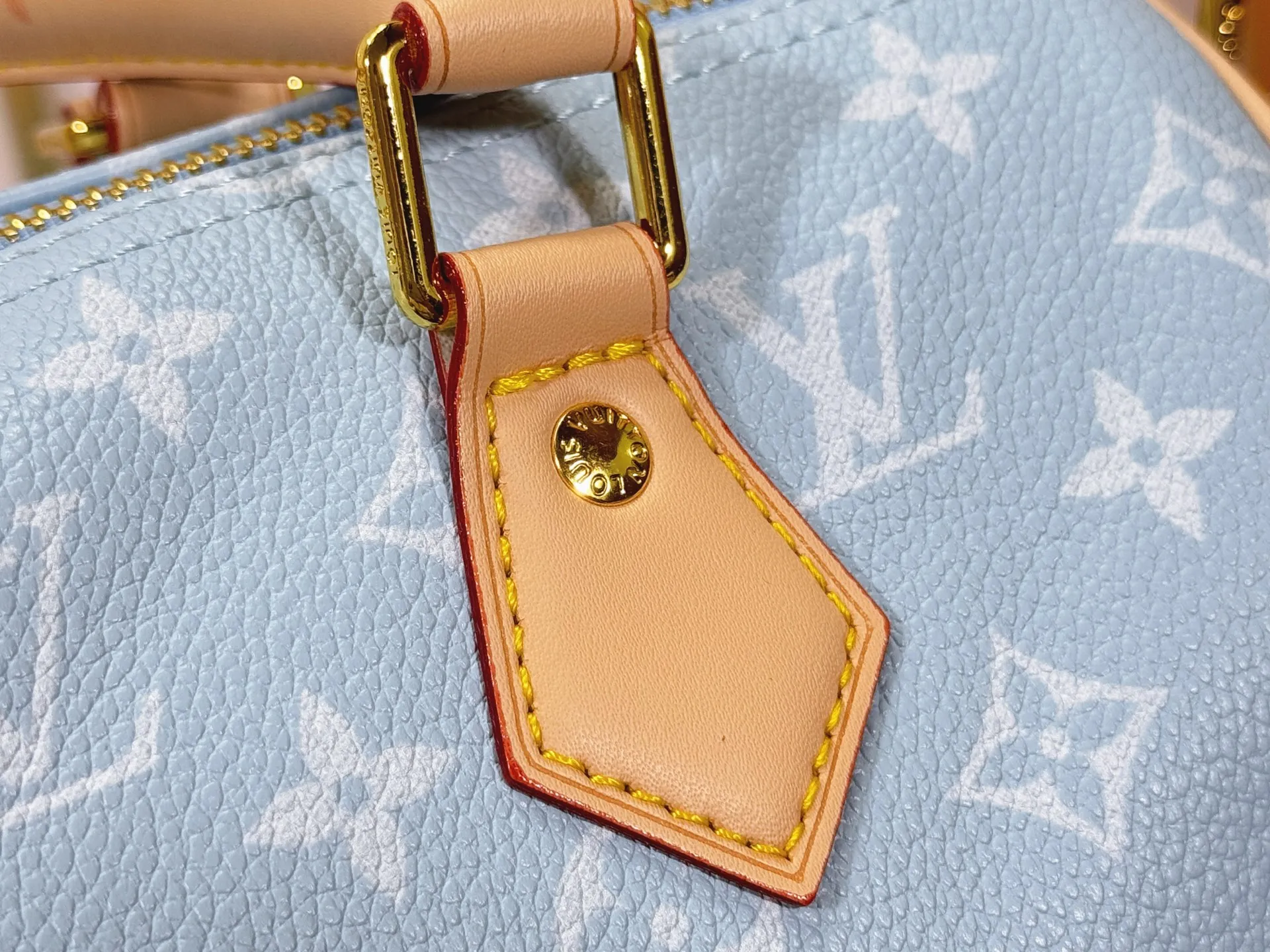 P280 Upgraded original M24424 M24425 M24426 M24423 M24443 M This Speedy Bandoulière 25 Monogram Leather handbag is made of soft cow leather and uses Monogram pattern to reproduce the elegant look and feel of canvas printing. Dazzling metal hardware, sheepskin lining and nameplate all reflect Creative Director Pharrell Williams' relentless attention to detail. Dimensions: 25.0 x 15.0 x 15.0 cm (length x height x width)