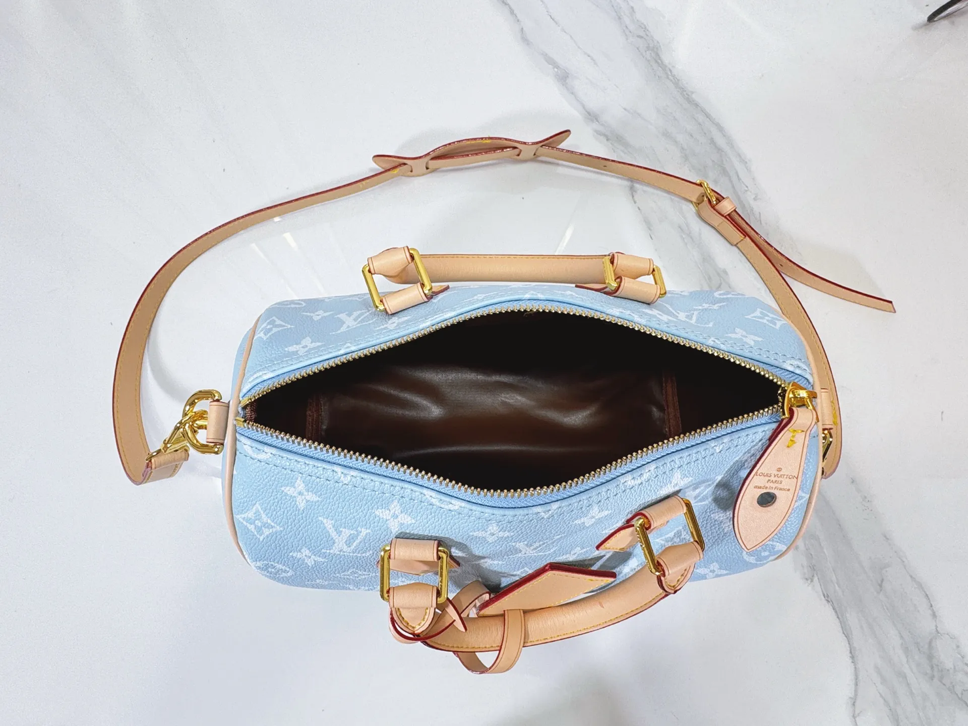 P280 Upgraded original M24424 M24425 M24426 M24423 M24443 M This Speedy Bandoulière 25 Monogram Leather handbag is made of soft cow leather and uses Monogram pattern to reproduce the elegant look and feel of canvas printing. Dazzling metal hardware, sheepskin lining and nameplate all reflect Creative Director Pharrell Williams' relentless attention to detail. Dimensions: 25.0 x 15.0 x 15.0 cm (length x height x width)