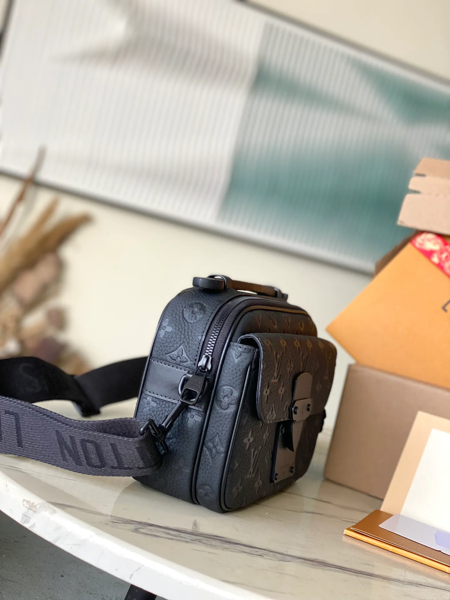 💰1000 (top layer leather) top original order M58489. Support counter inspection. Photos taken of duty-free goods are consistent with the product without unpacking. This product is an exclusive duty-free product in the market and is the highest-end product. Inspection is supported. This product has passed strict inspection and is flawless. Please wear gloves when touching the product. This product is not returnable or exchangeable. Please confirm the product first and then remove the label on the handle. This product is temporarily not open to the public, only regular customers, and is in short supply. Dimensions: 22 x 18 x 8 cm