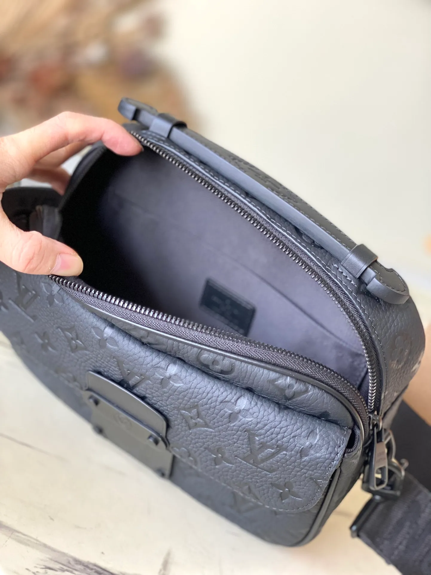 💰1000 (top layer leather) top original order M58489. Support counter inspection. Photos taken of duty-free goods are consistent with the product without unpacking. This product is an exclusive duty-free product in the market and is the highest-end product. Inspection is supported. This product has passed strict inspection and is flawless. Please wear gloves when touching the product. This product is not returnable or exchangeable. Please confirm the product first and then remove the label on the handle. This product is temporarily not open to the public, only regular customers, and is in short supply. Dimensions: 22 x 18 x 8 cm